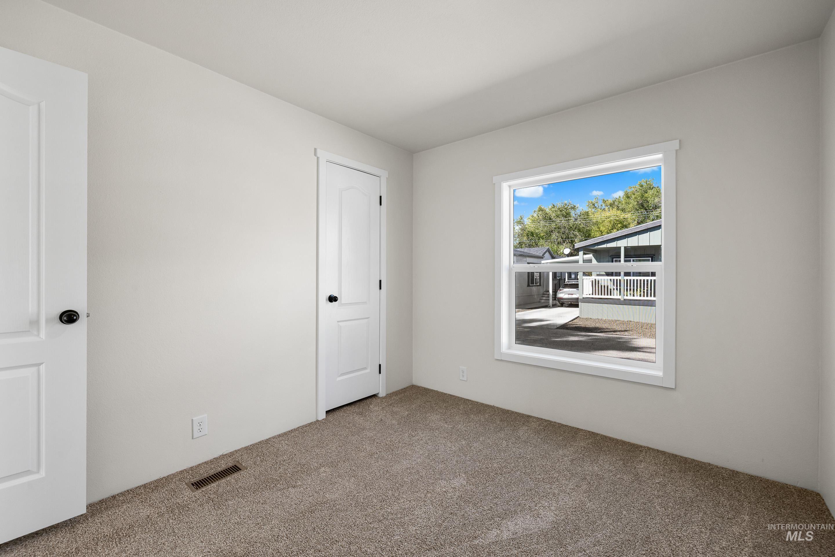 208 E 44th Property Photo 39
