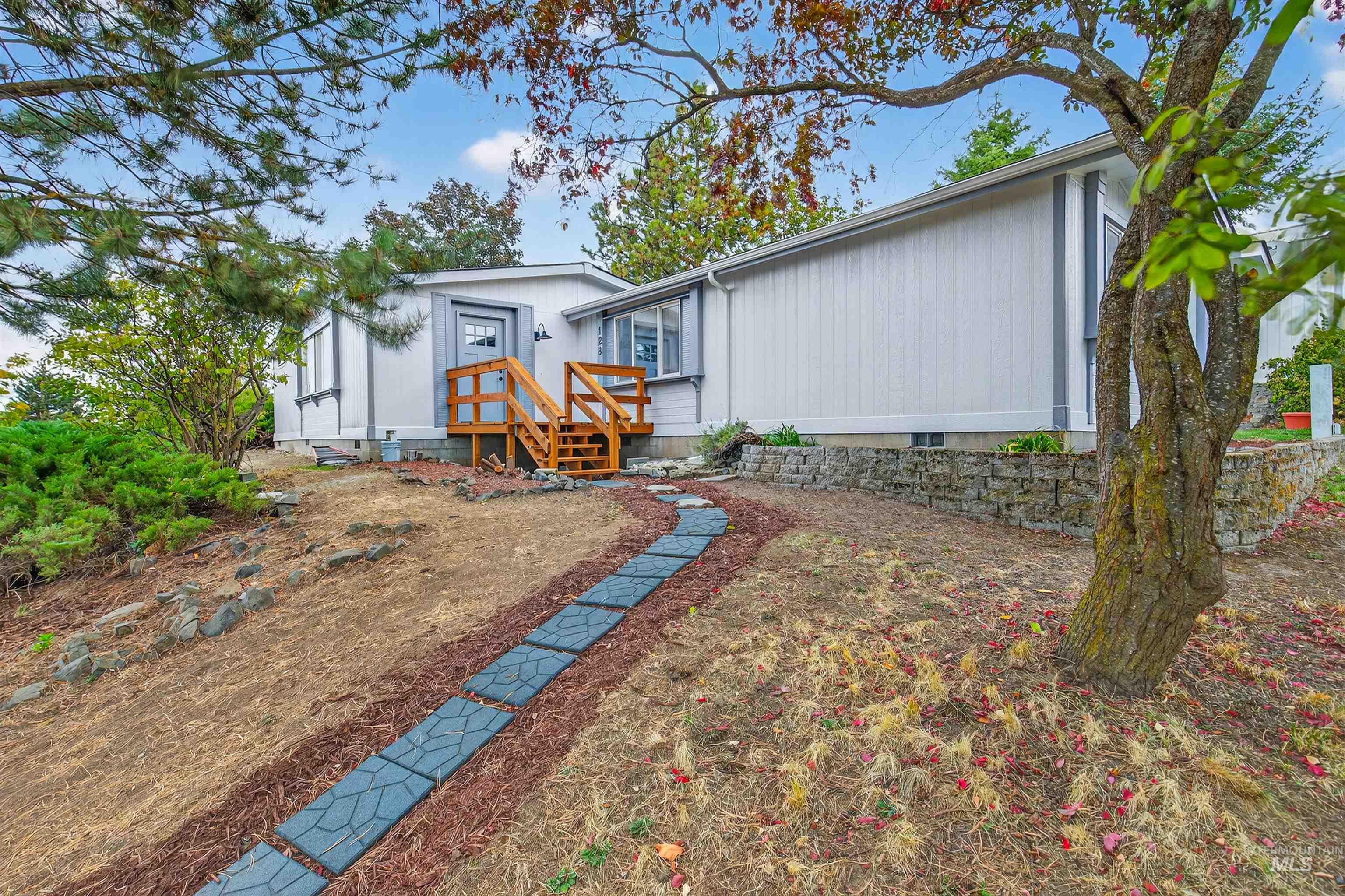 128 E Persimmon St Property Photo 1