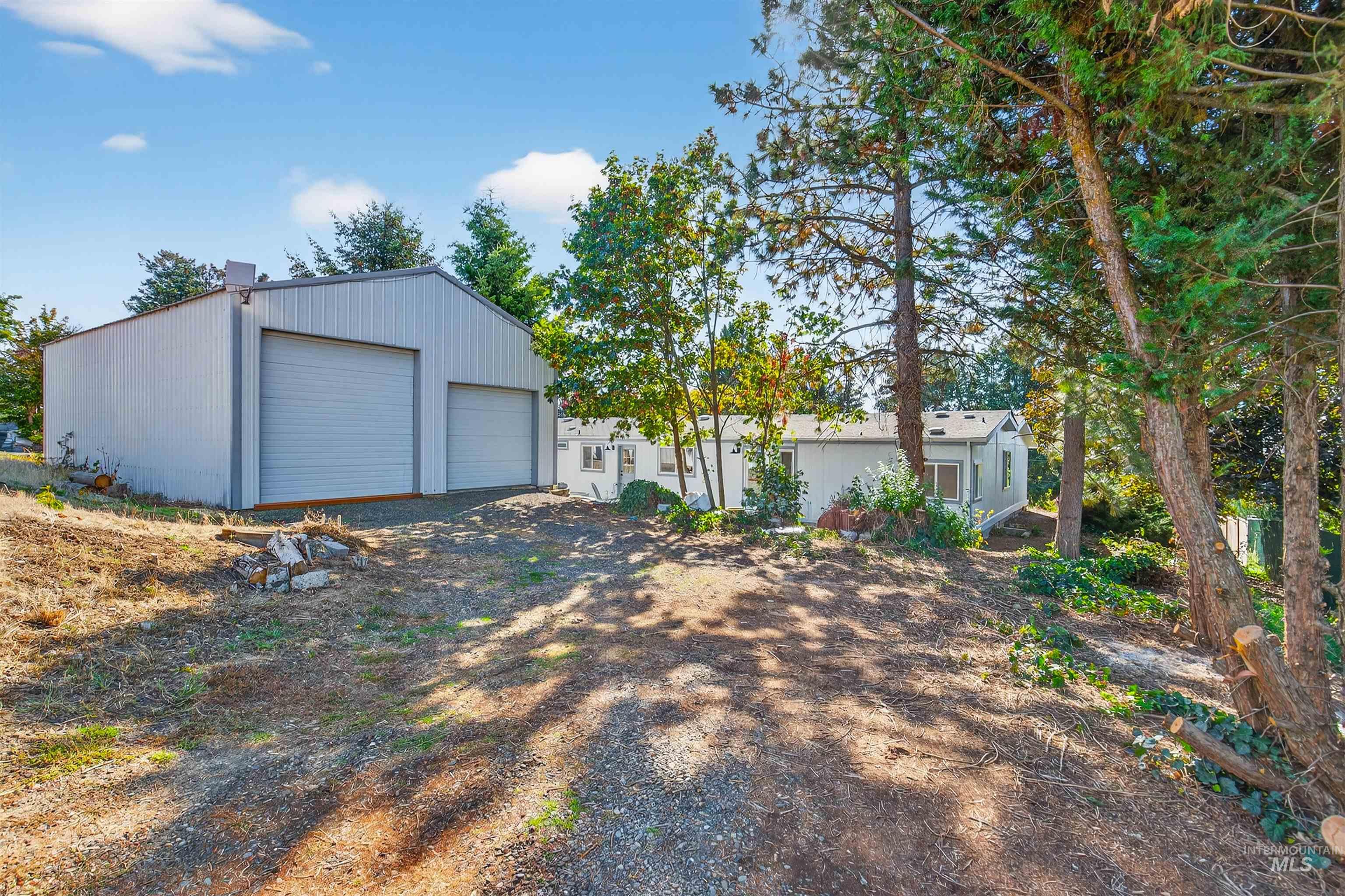 128 E Persimmon St Property Photo 2