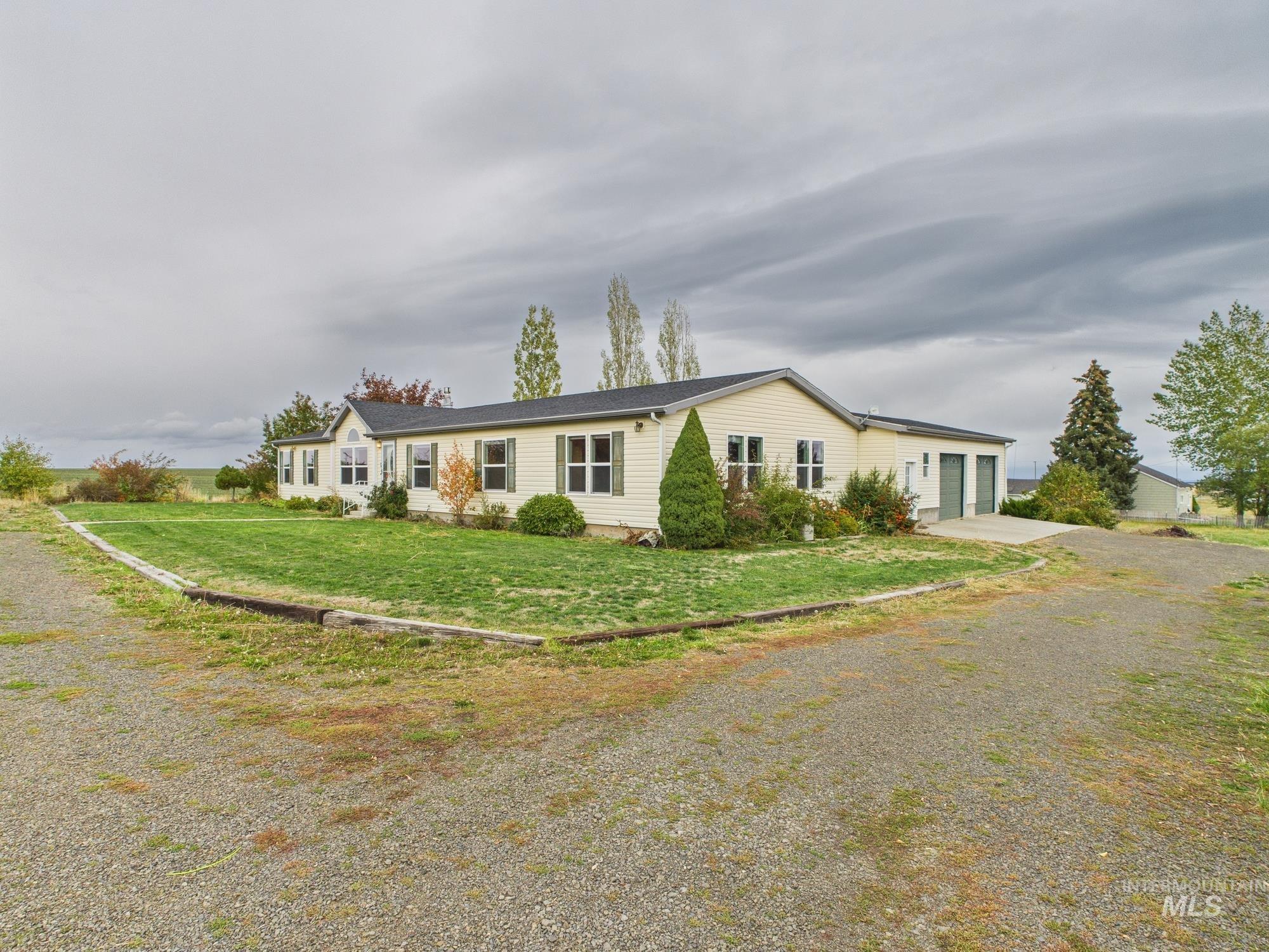 523 3rd St Property Photo 1