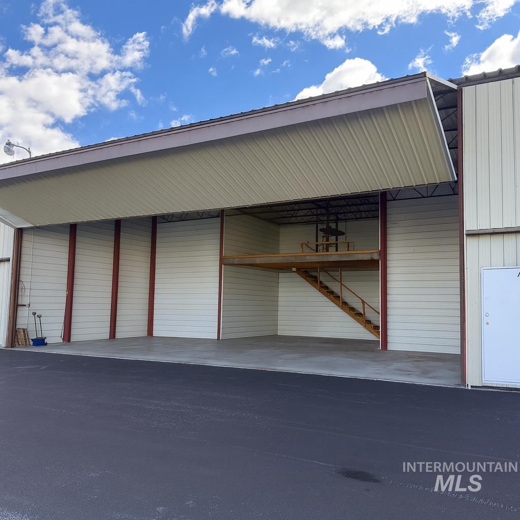 2110 Airport Cir Property Photo 2