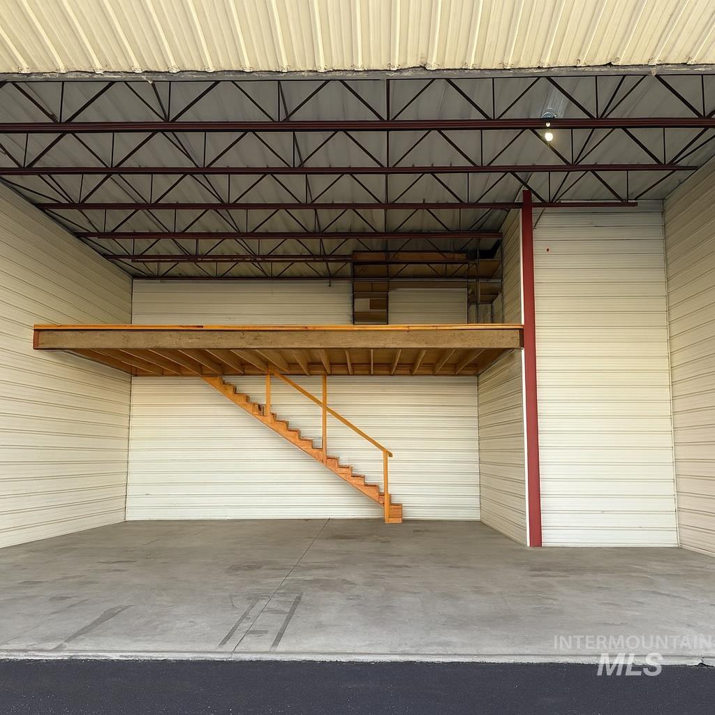 2110 Airport Cir Property Photo 3