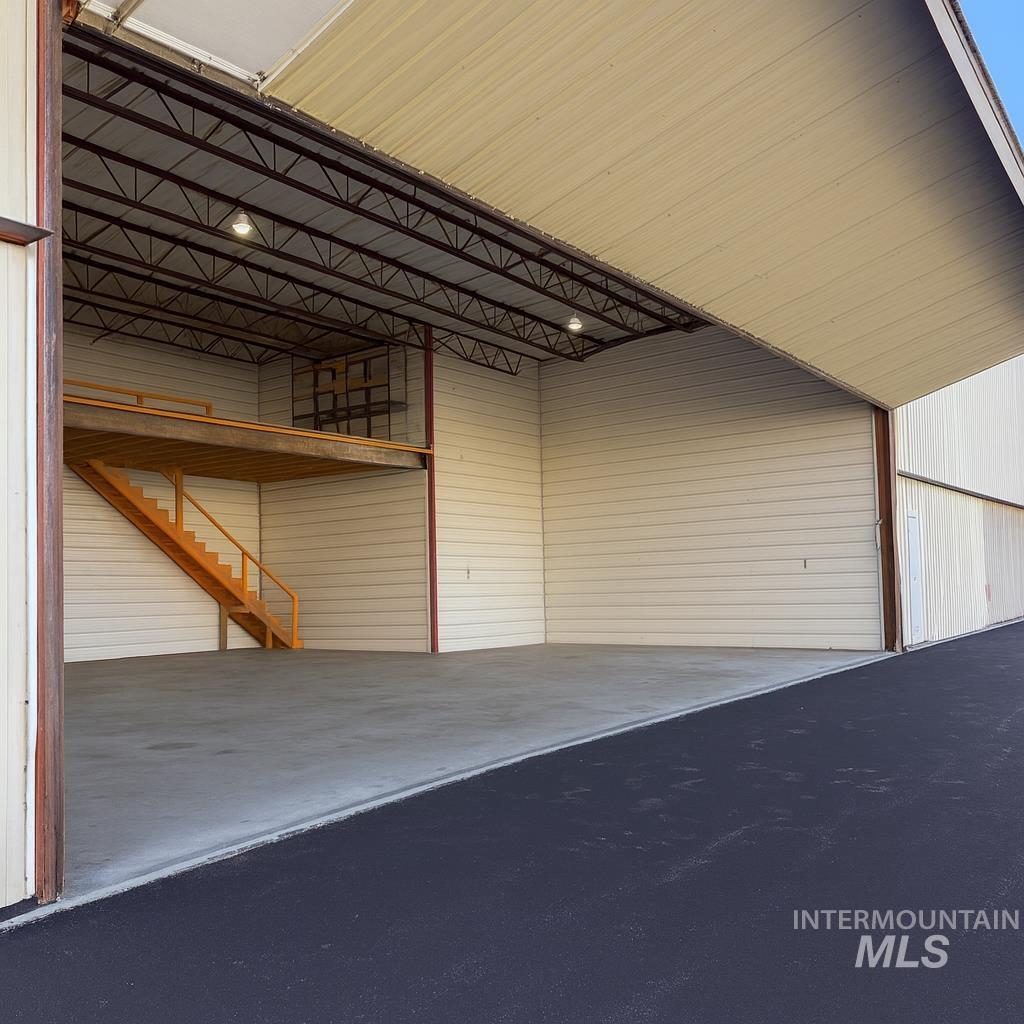 2110 Airport Cir Property Photo 4