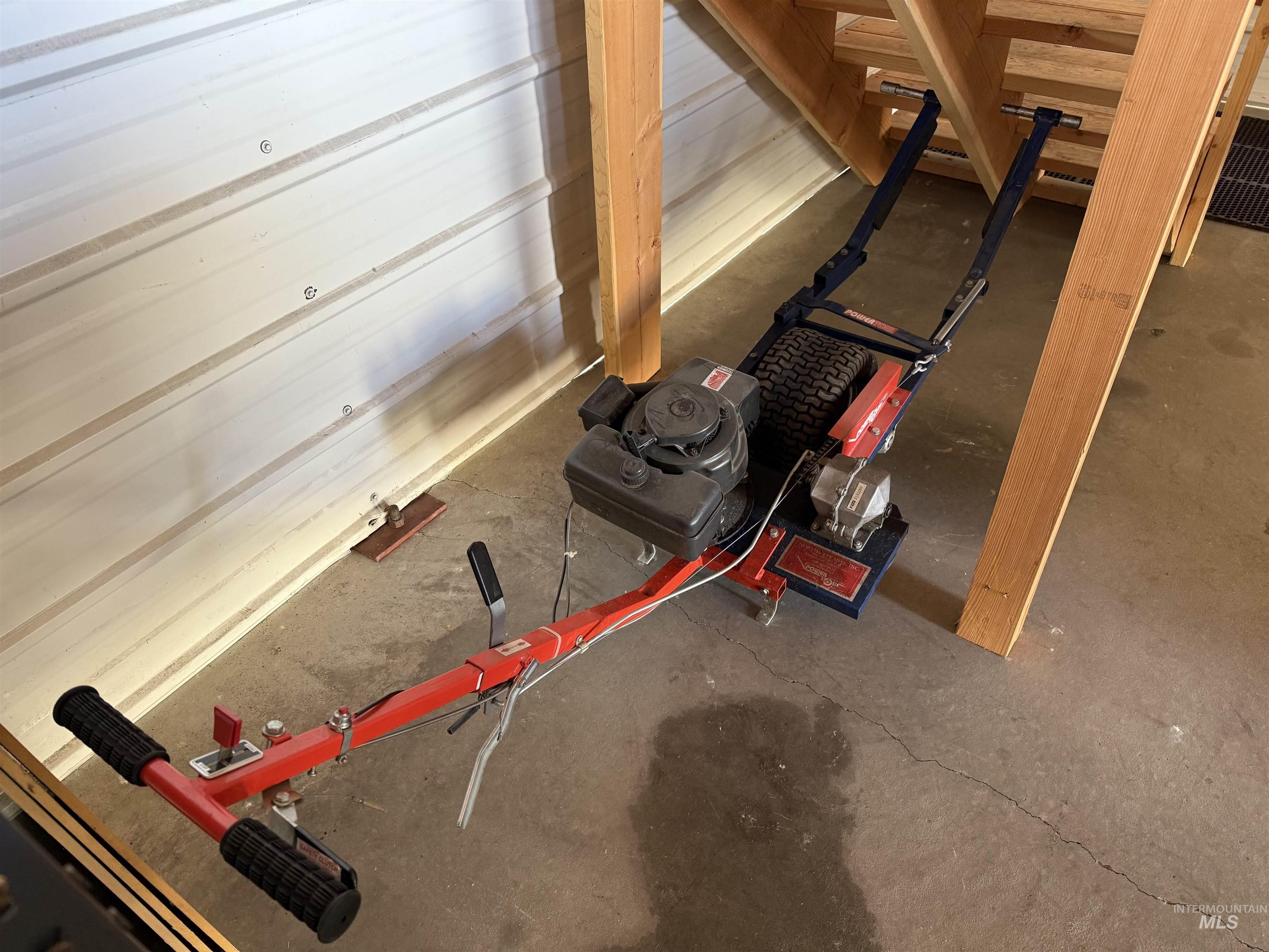 2110 Airport Cir Property Photo 6