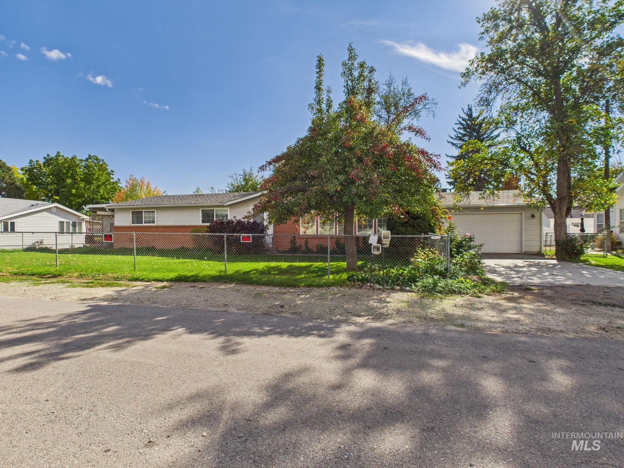 1023 E Phillips St Property Photo 1