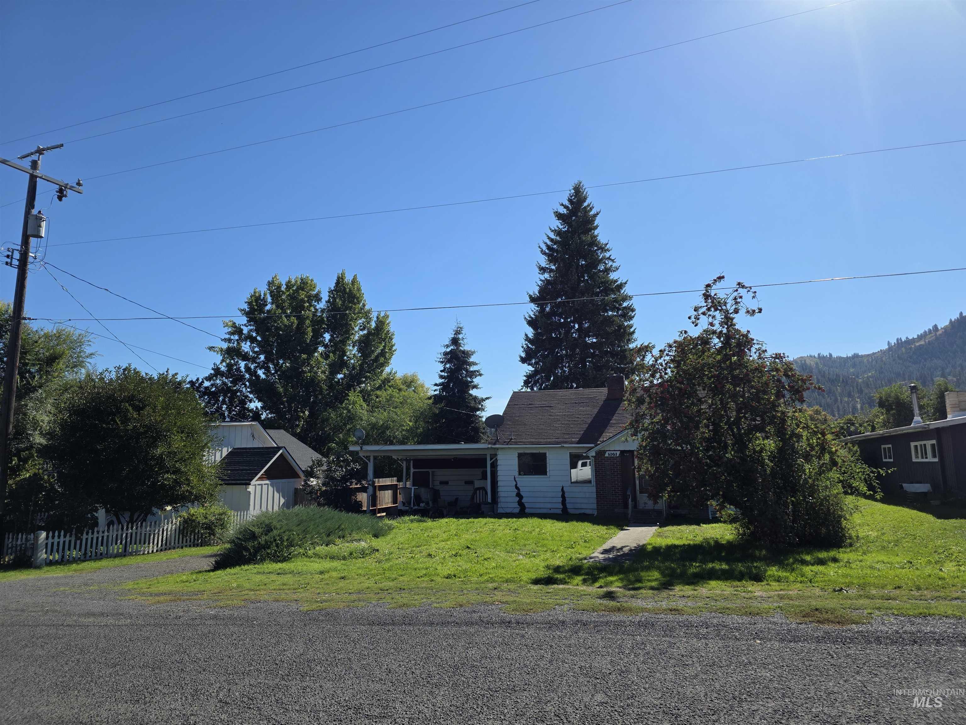 909 12th St Property Photo 1
