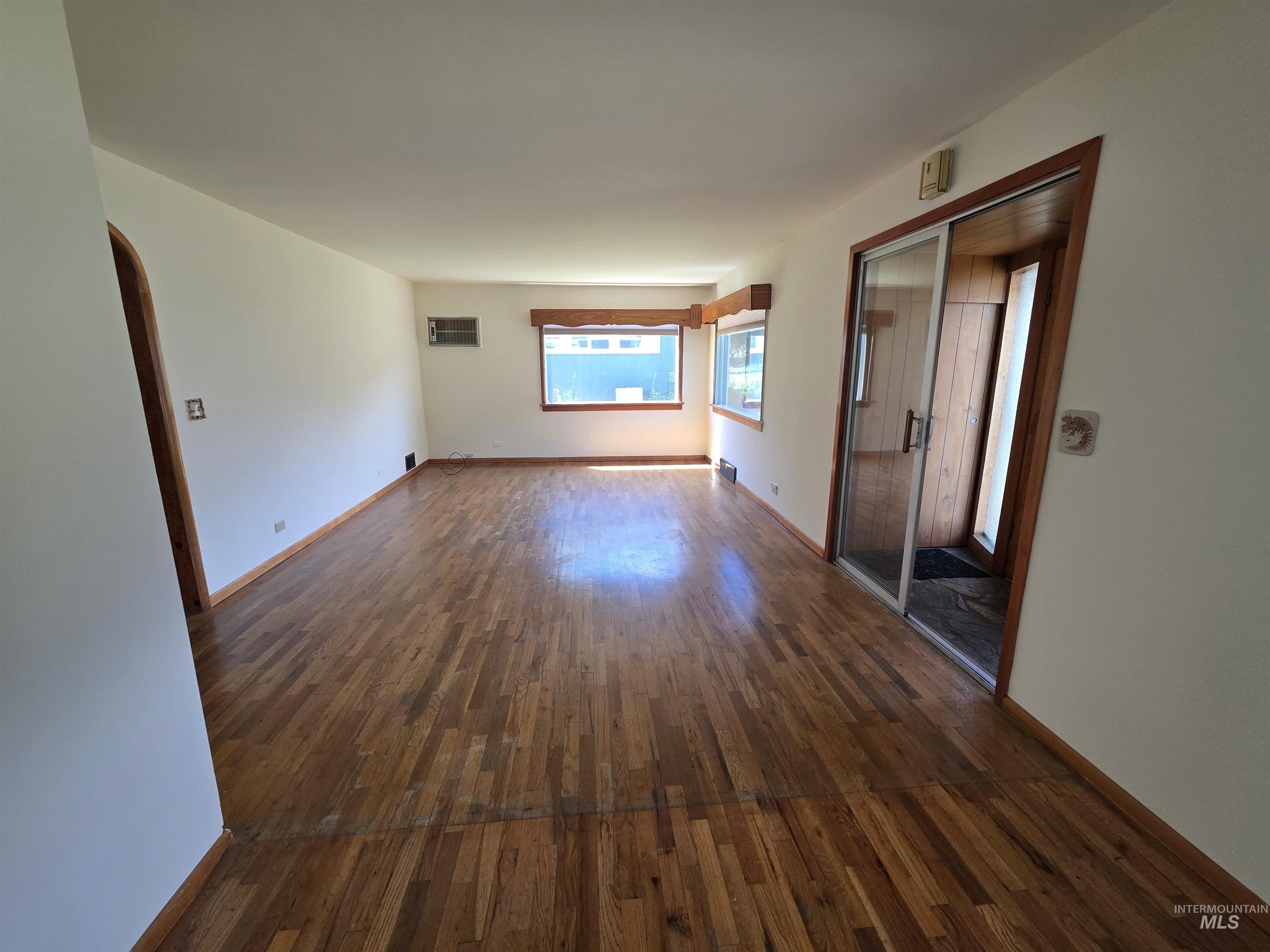 909 12th St Property Photo 8