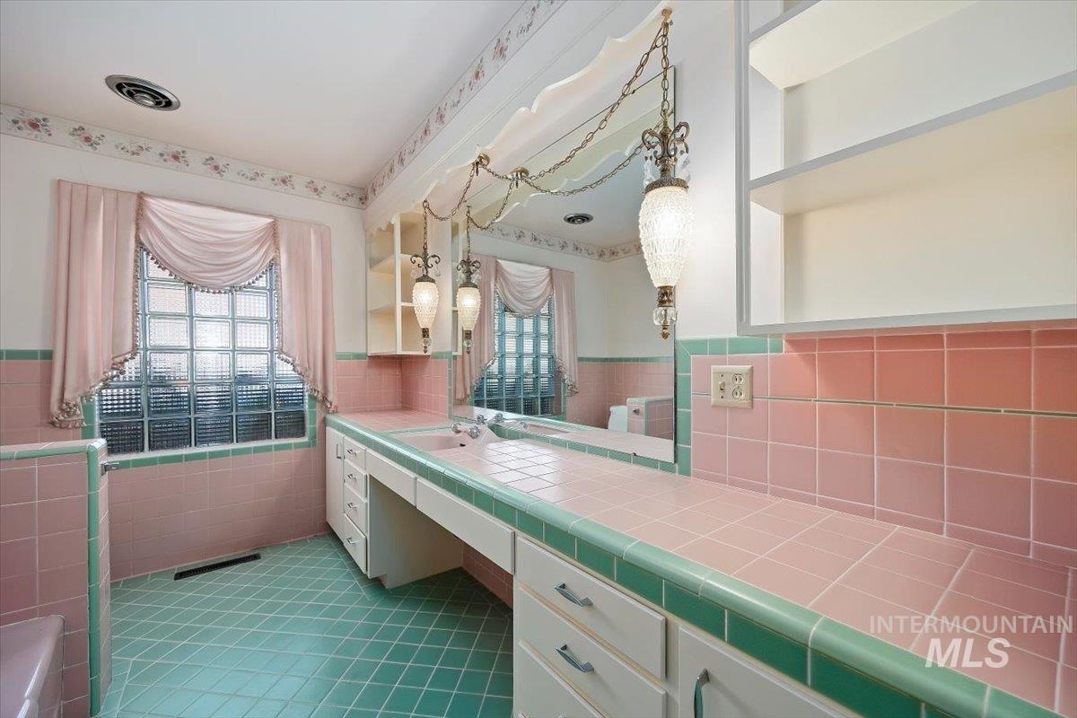 2240 Overland Ave. Property Photo 22