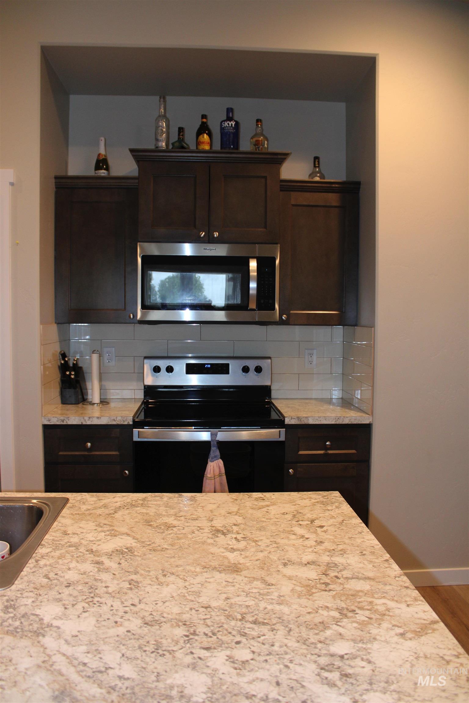 915 Latemar Rd Property Photo 4