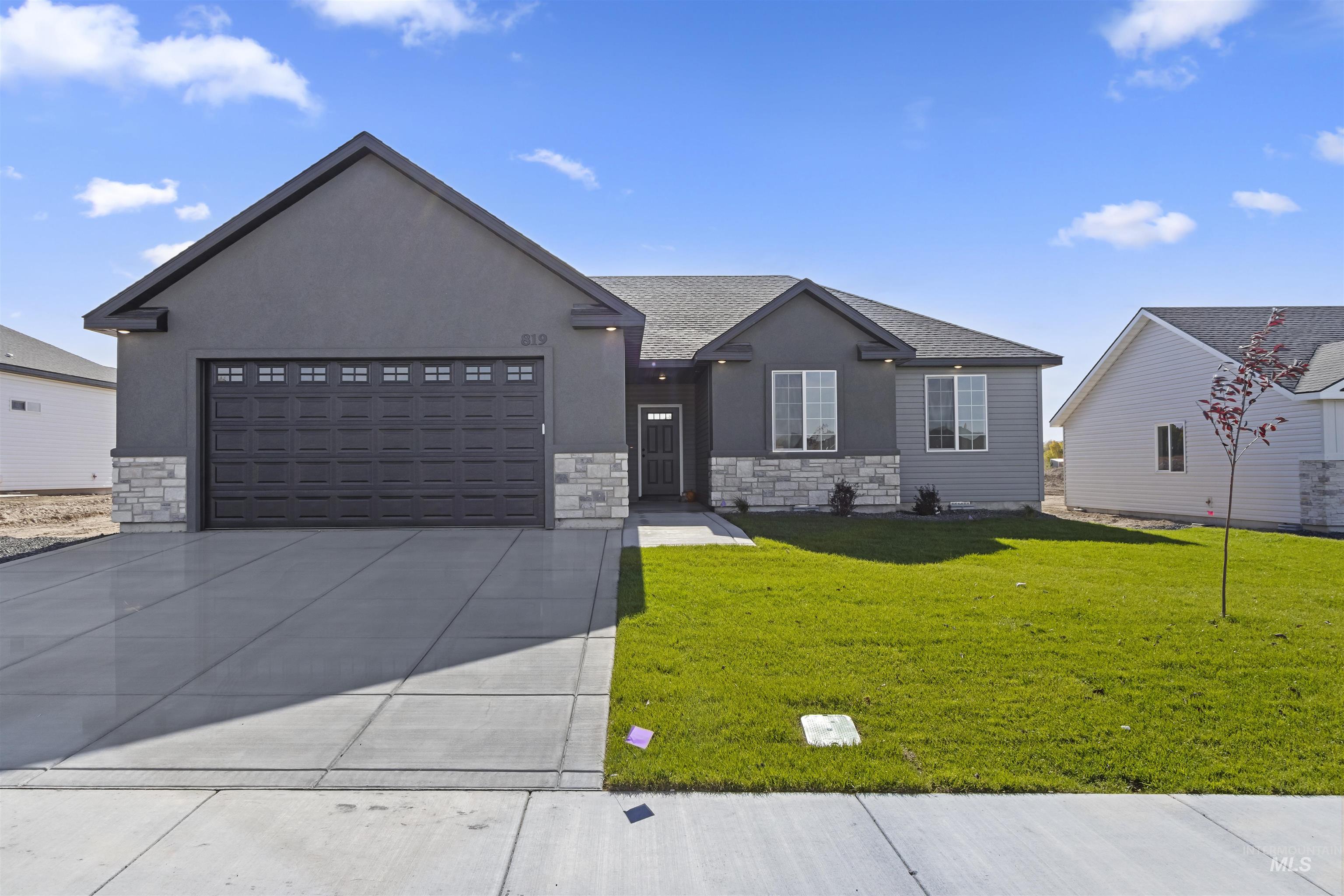 819 Waveland Avenue Property Photo 1