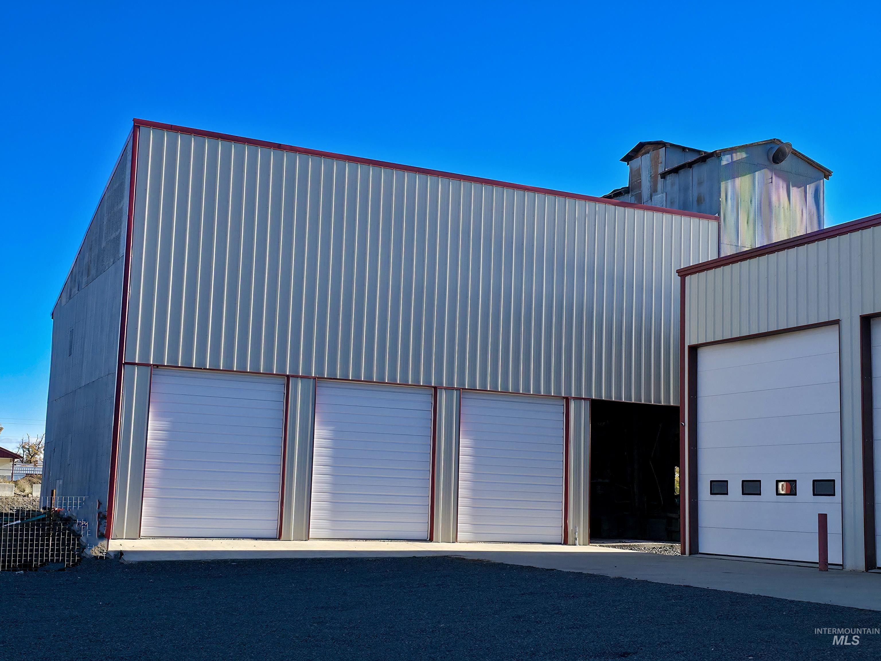 10 S Commercial St Property Photo 1