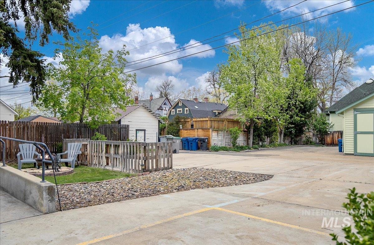1010 W Hays St Property Photo 35