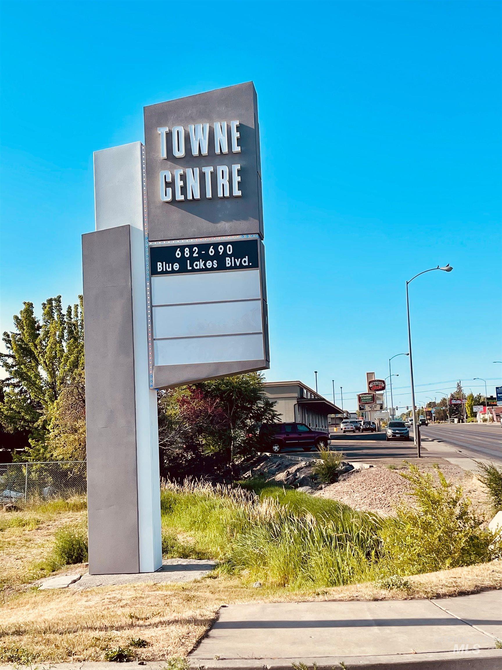 682 N Blue Lakes Blvd Property Photo 3