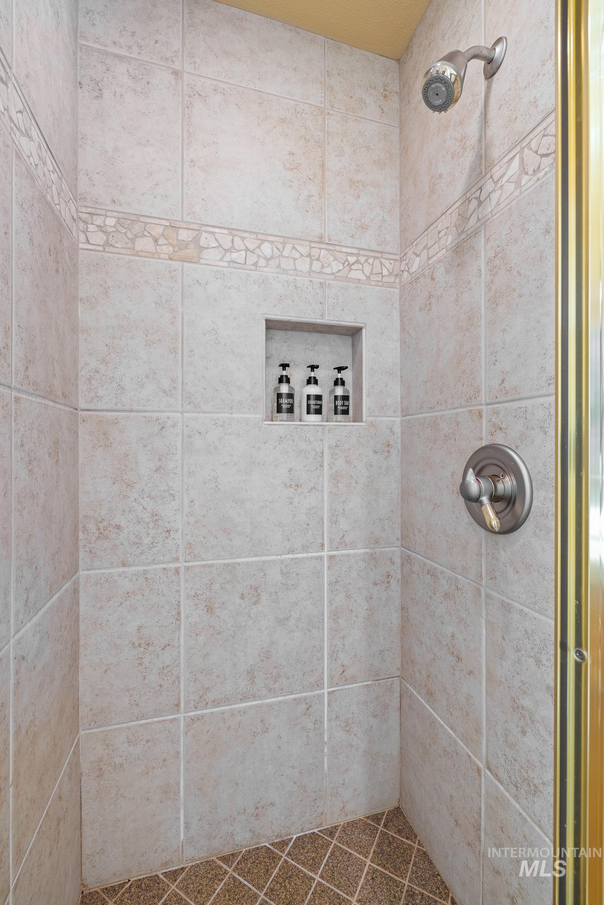 101 E Lake Street Property Photo 25