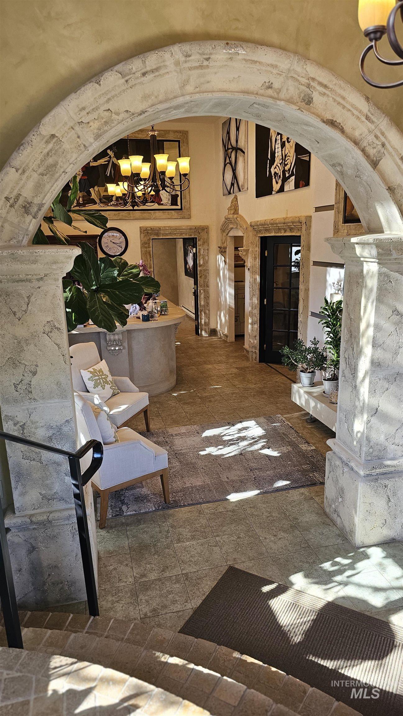 248 S 3rd Ave Property Photo 3