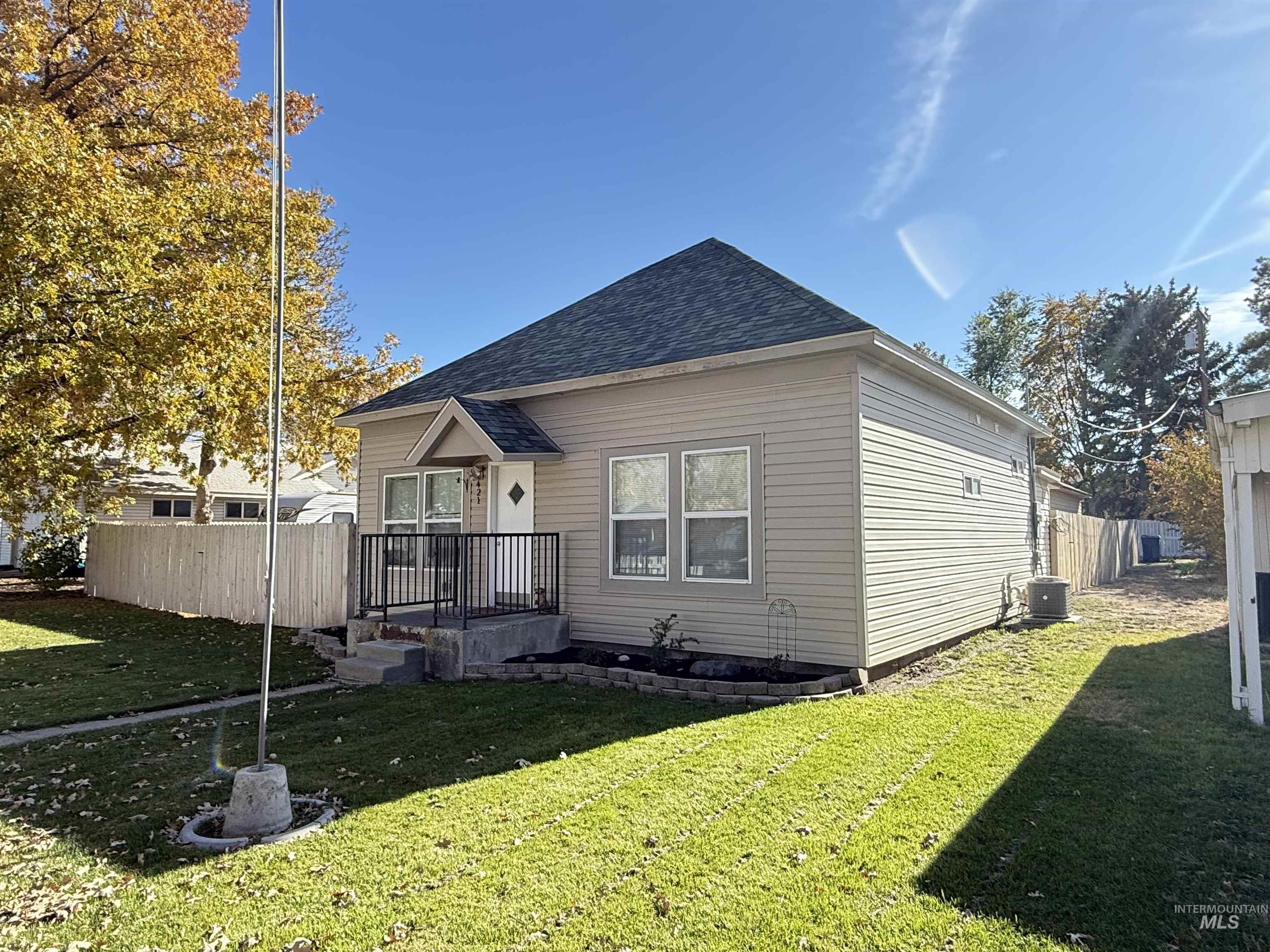 421 6th St Property Photo 1