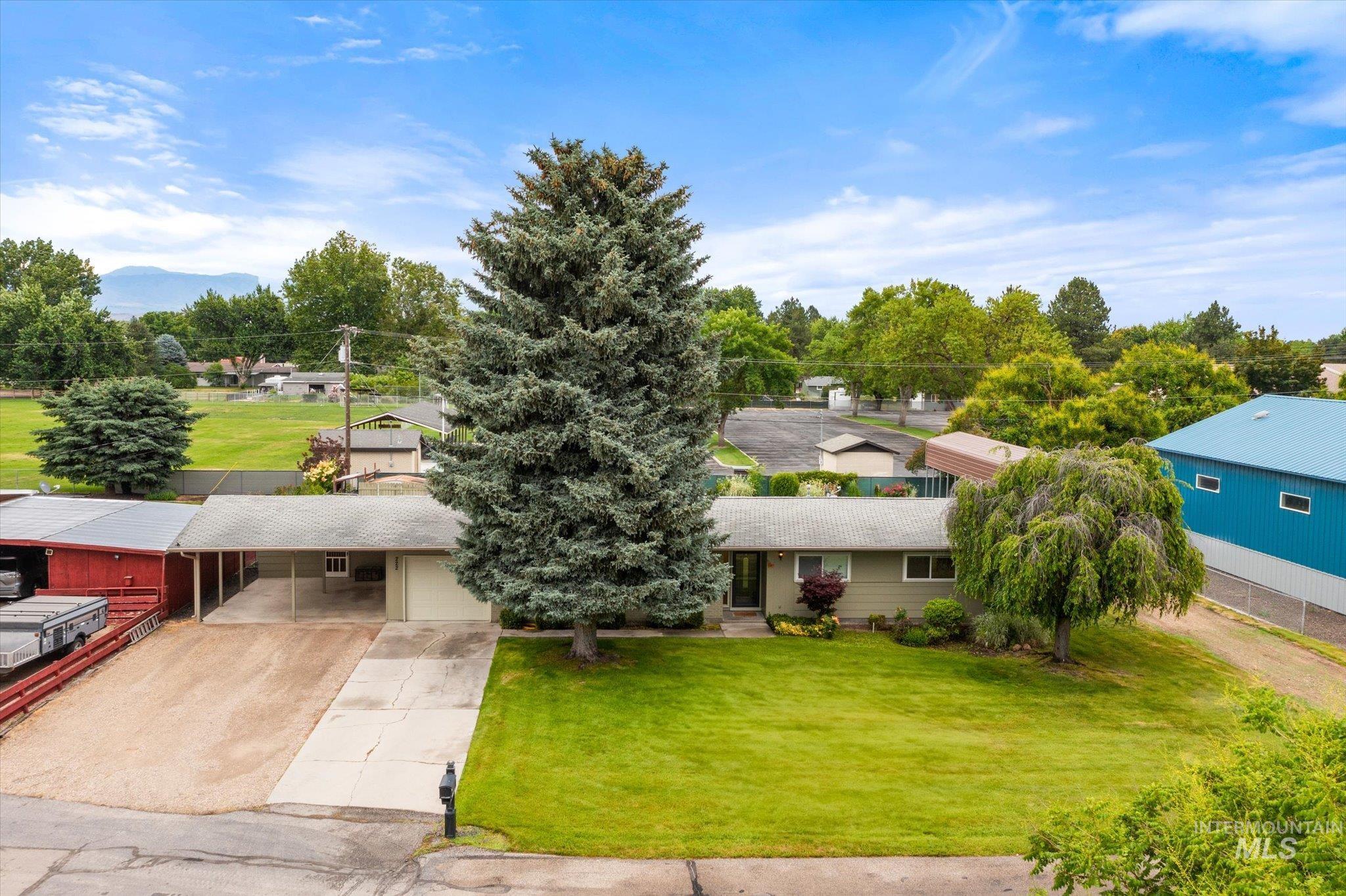 222 Dawn St Property Photo 4