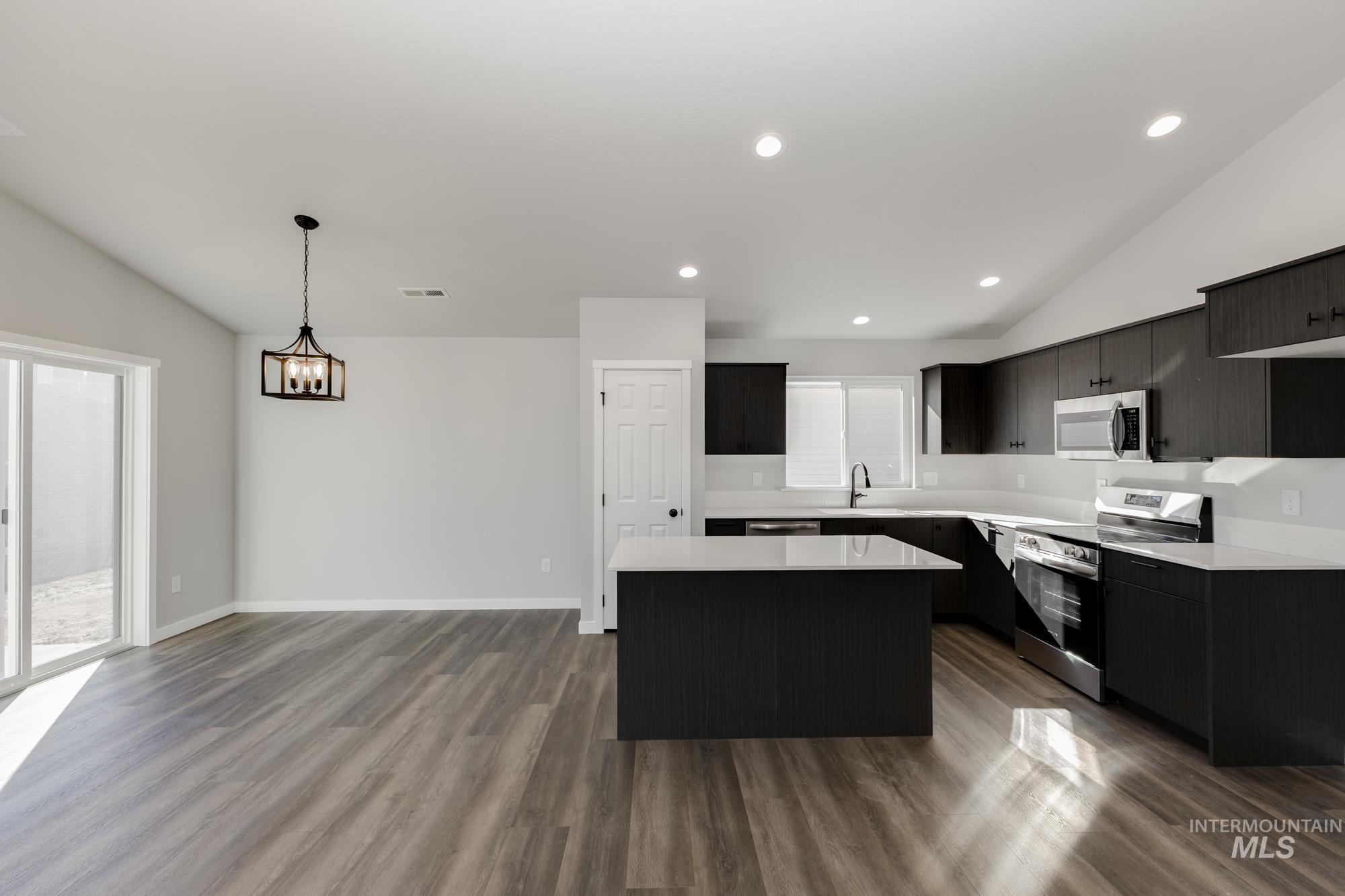 308 N Coltsfoot Ave Property Photo 3