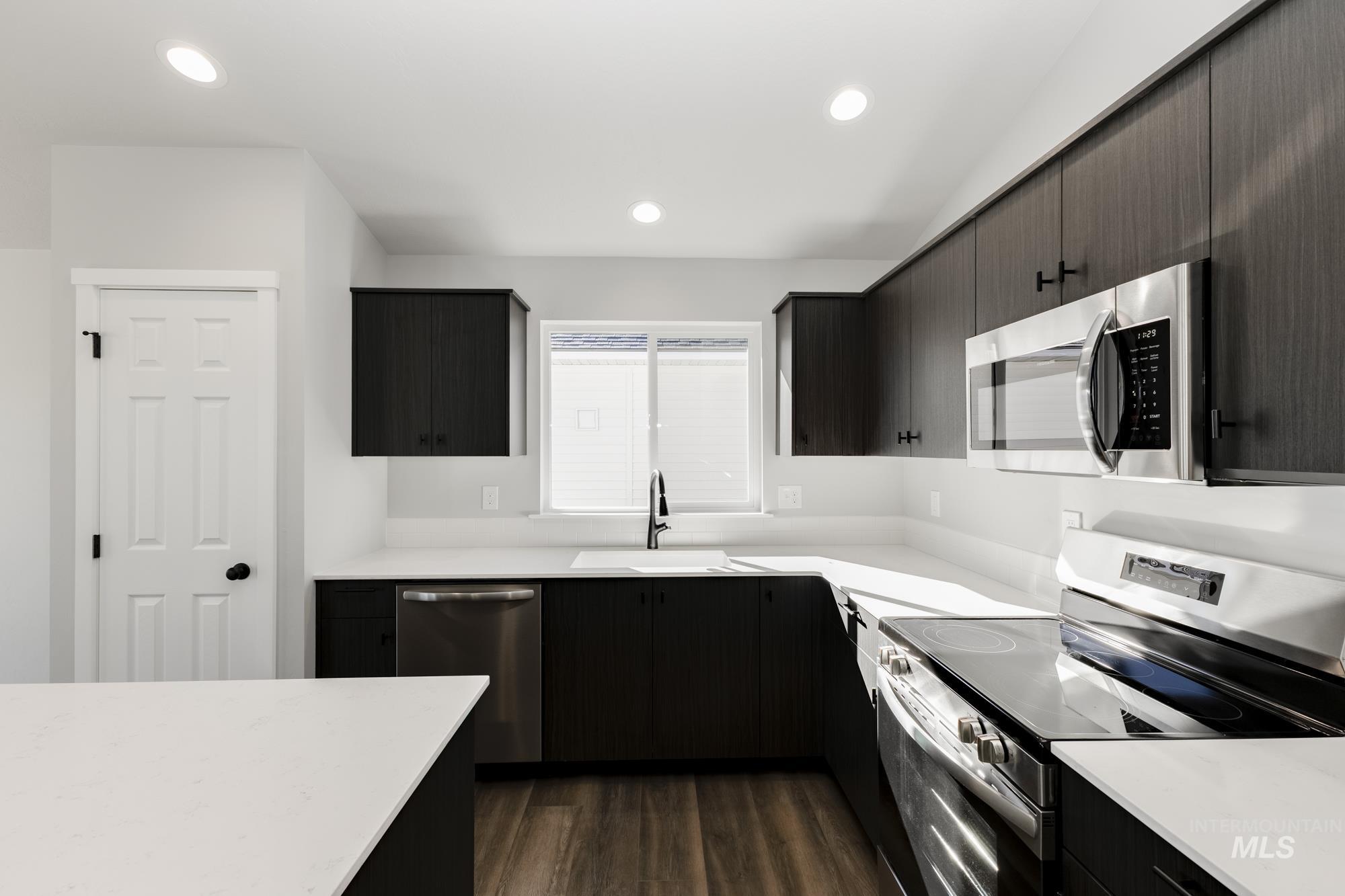 308 N Coltsfoot Ave Property Photo 4