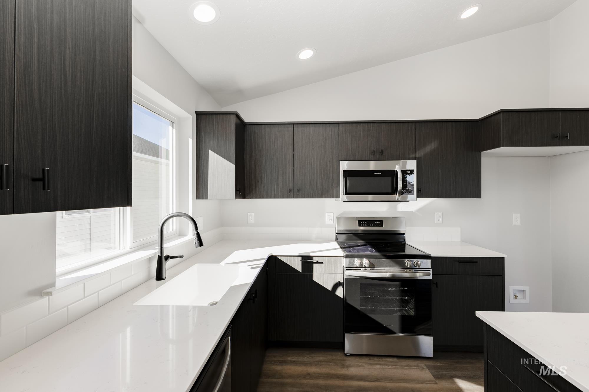 308 N Coltsfoot Ave Property Photo 5