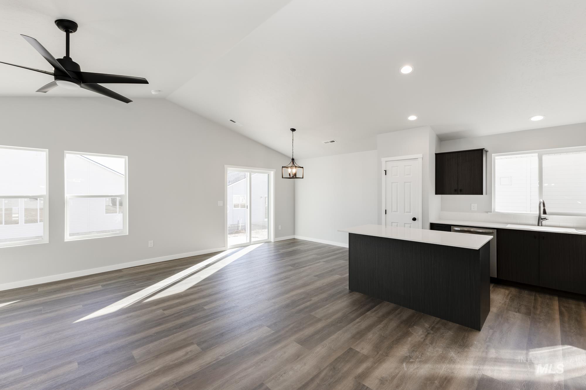 308 N Coltsfoot Ave Property Photo 7