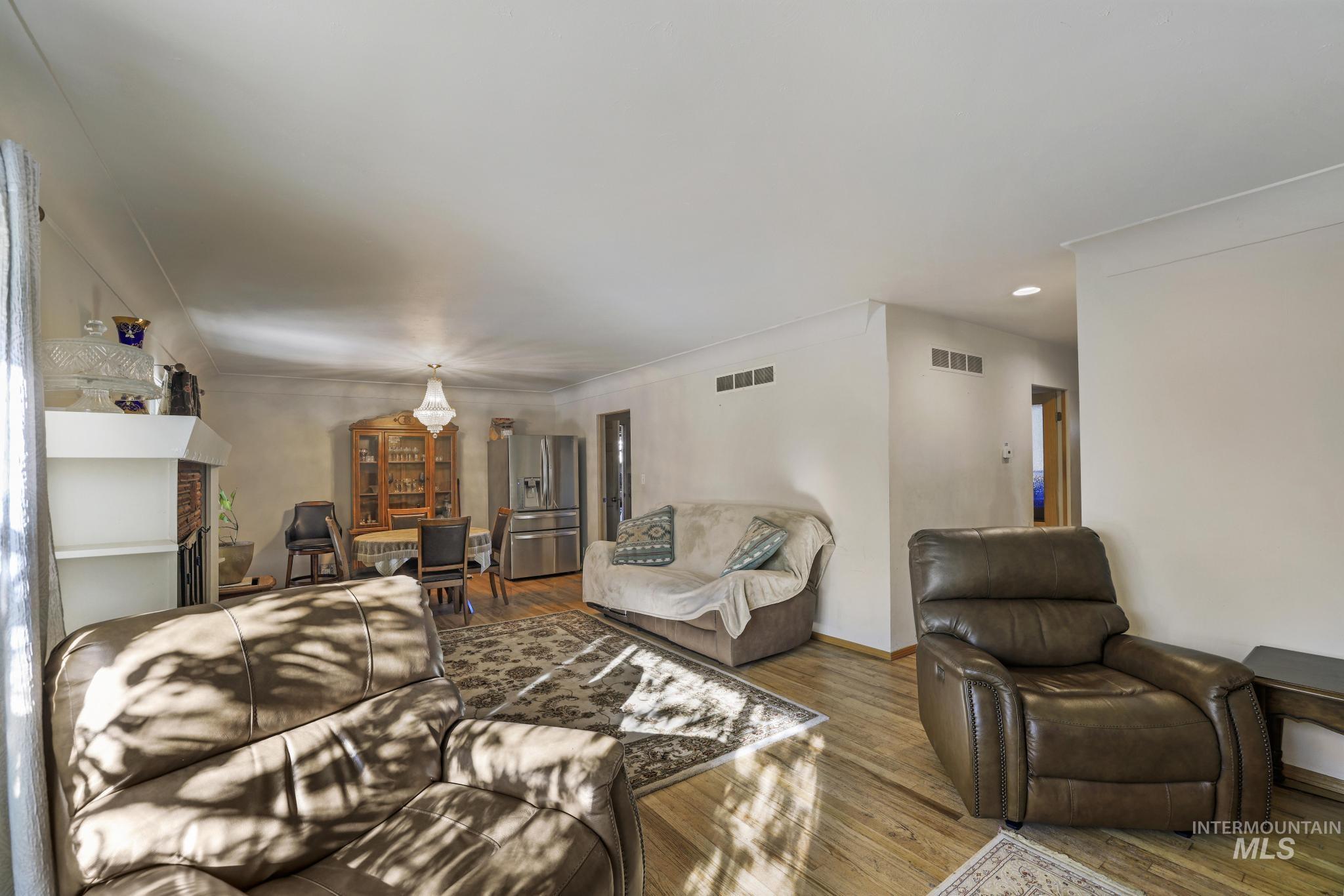 1360 Lawndale Dr Property Photo 6