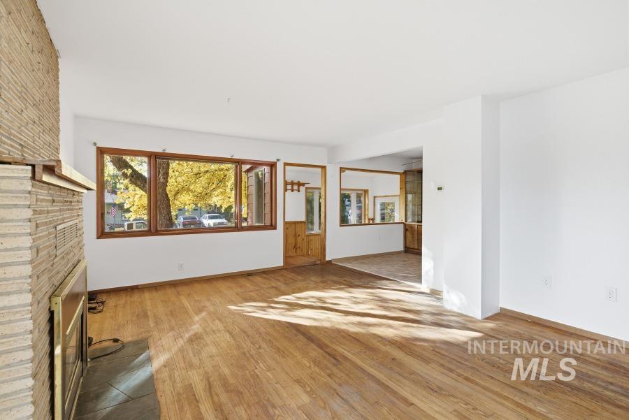 912 Lewis Property Photo 4