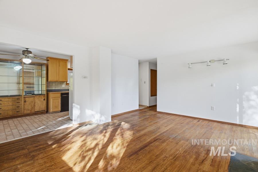 912 Lewis Property Photo 7