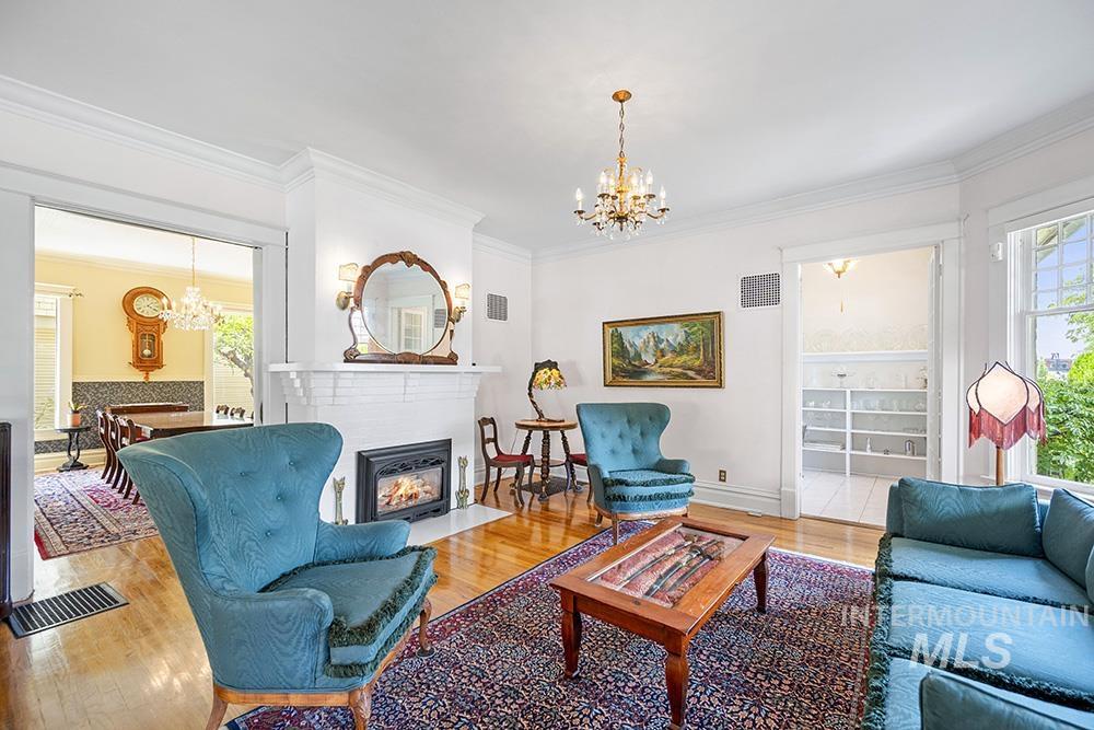 1519 W Jefferson St Property Photo 4