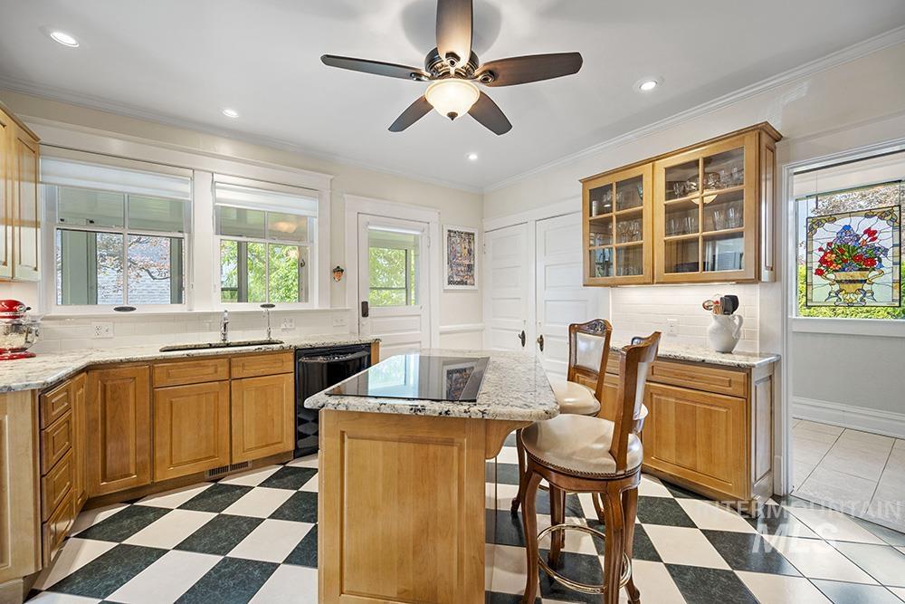 1519 W Jefferson St Property Photo 8