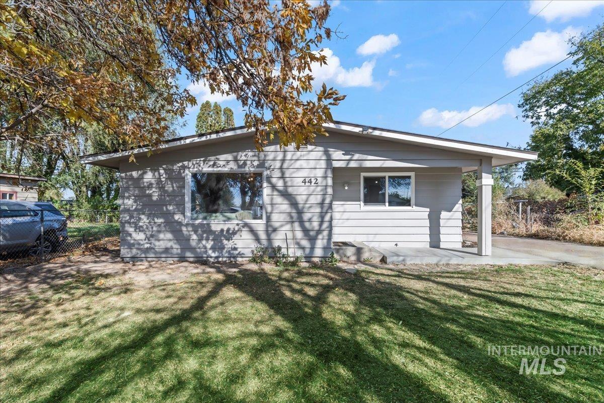 442 1st St N Property Photo 1