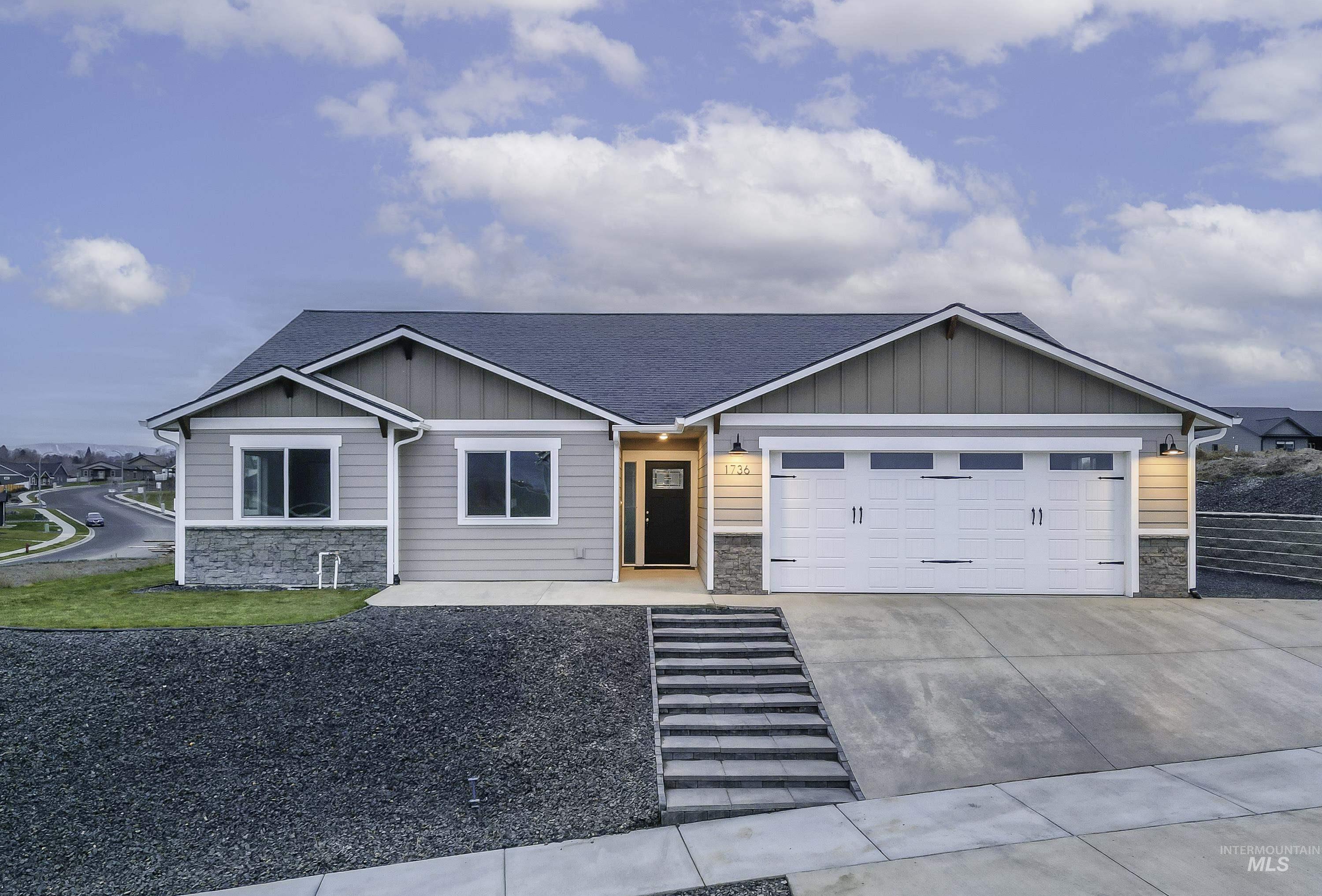 1736 Golden Hills Dr Property Photo 1