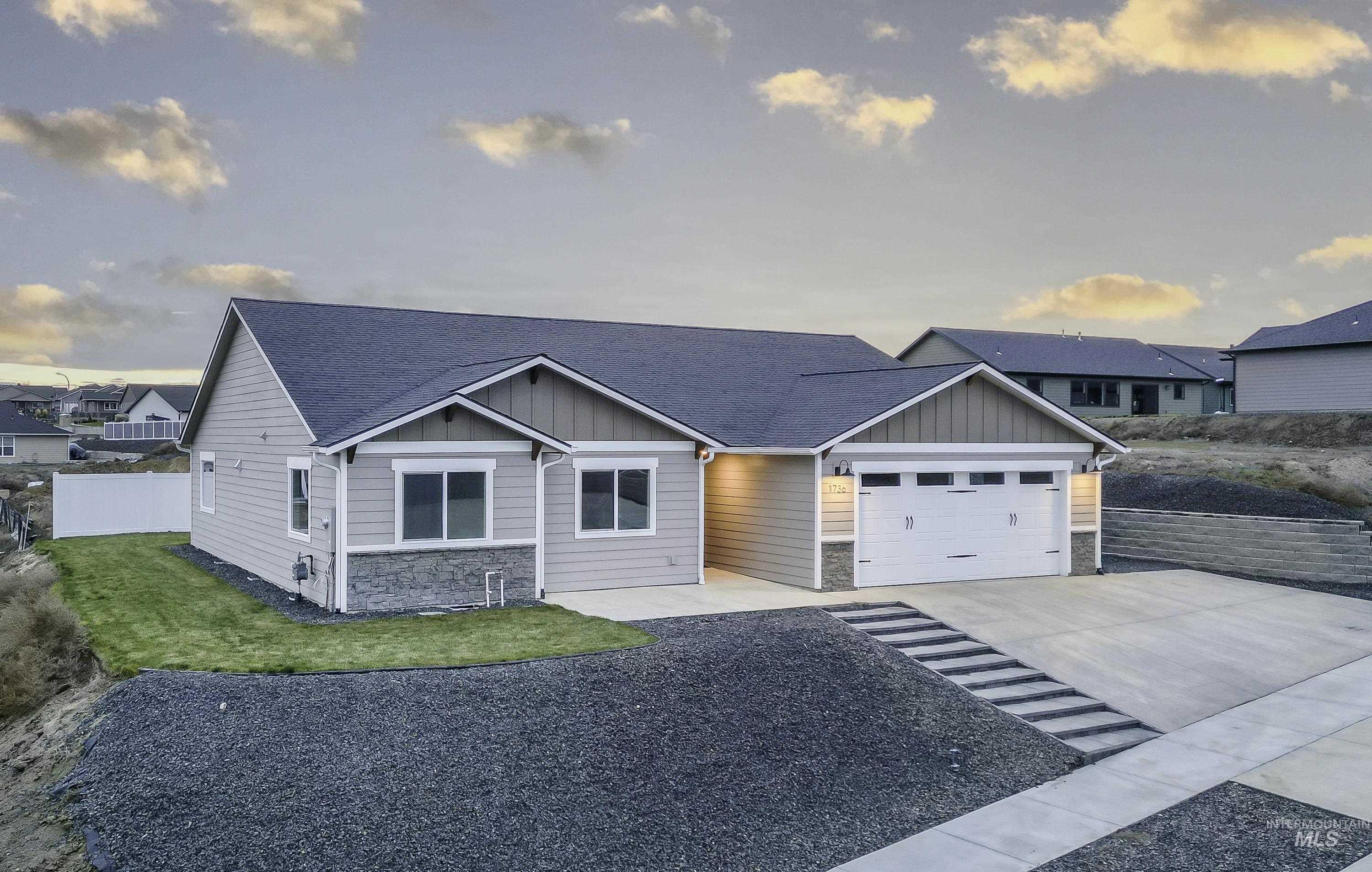 1736 Golden Hills Dr Property Photo 2