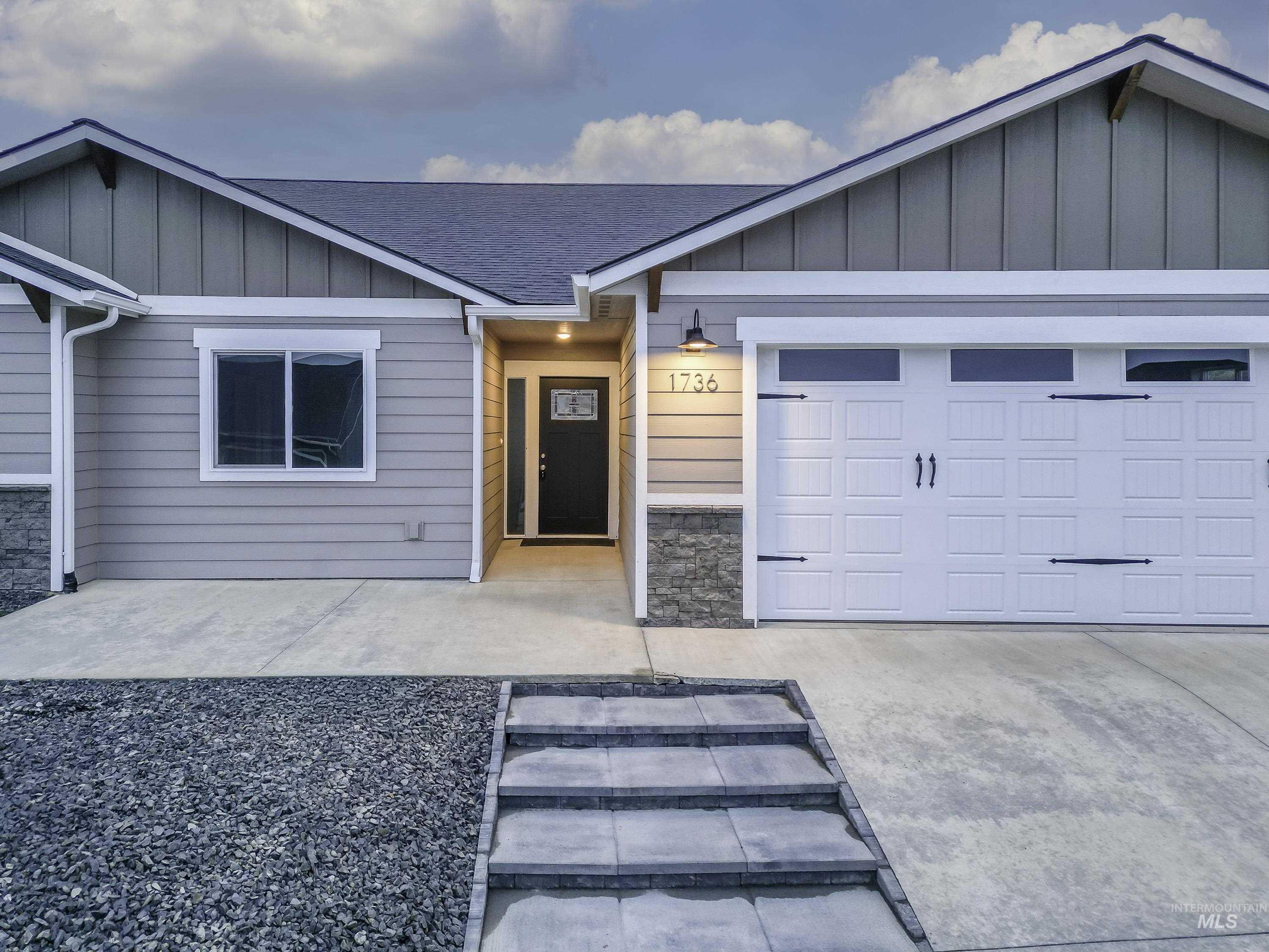 1736 Golden Hills Dr Property Photo 3