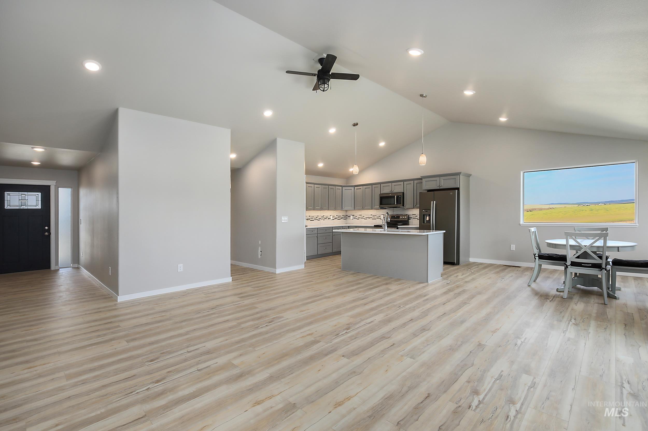 1736 Golden Hills Dr Property Photo 5