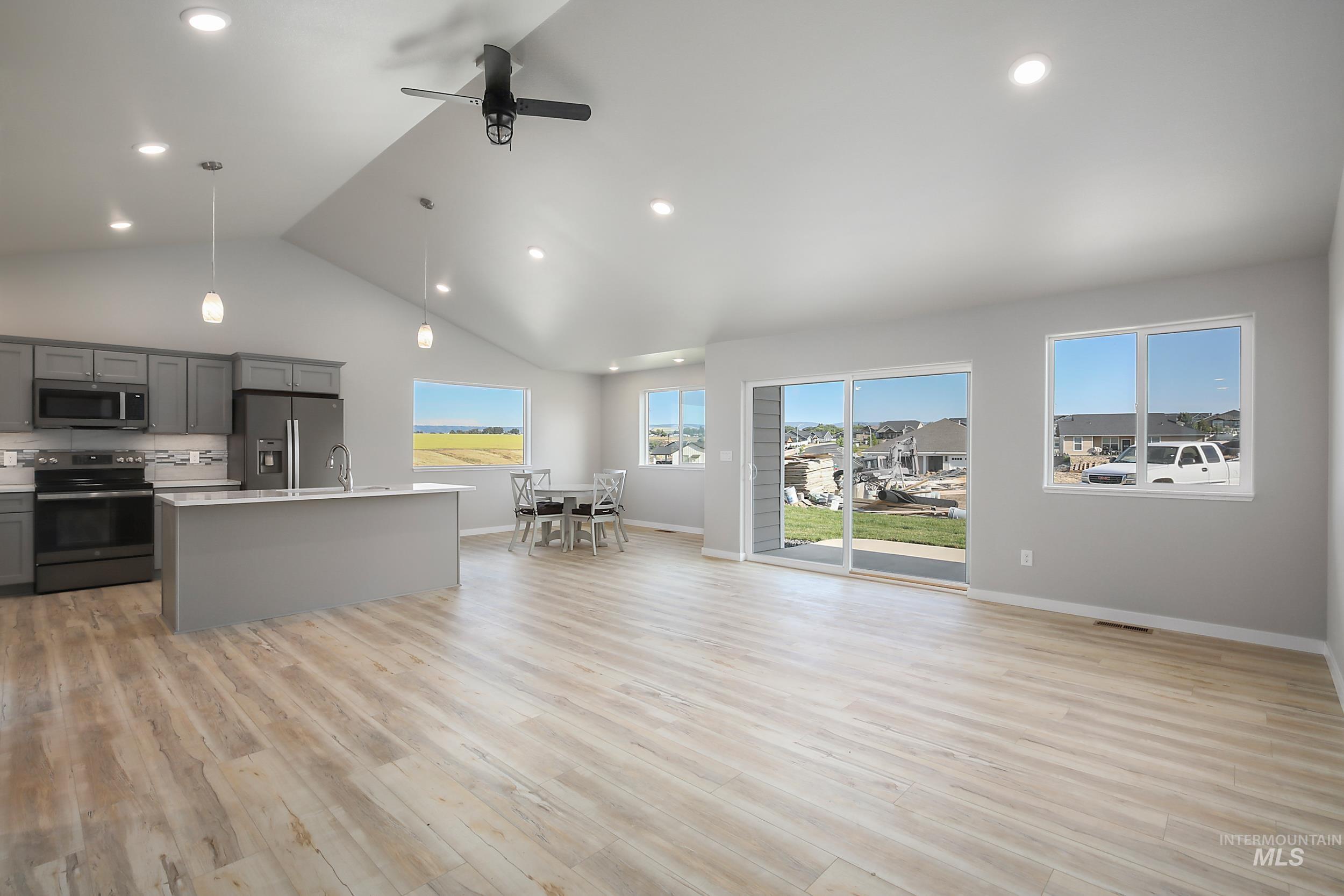 1736 Golden Hills Dr Property Photo 6