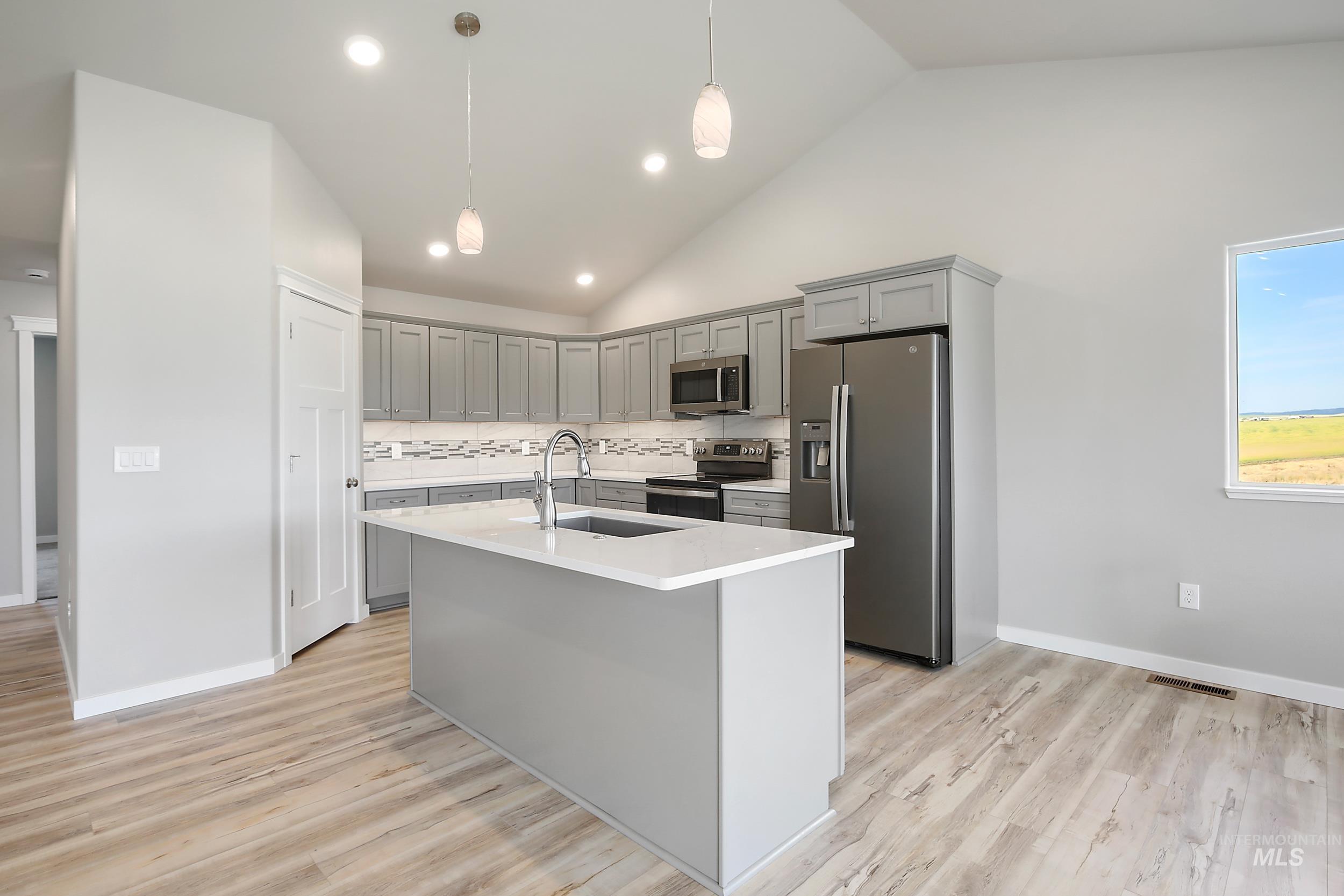 1736 Golden Hills Dr Property Photo 7