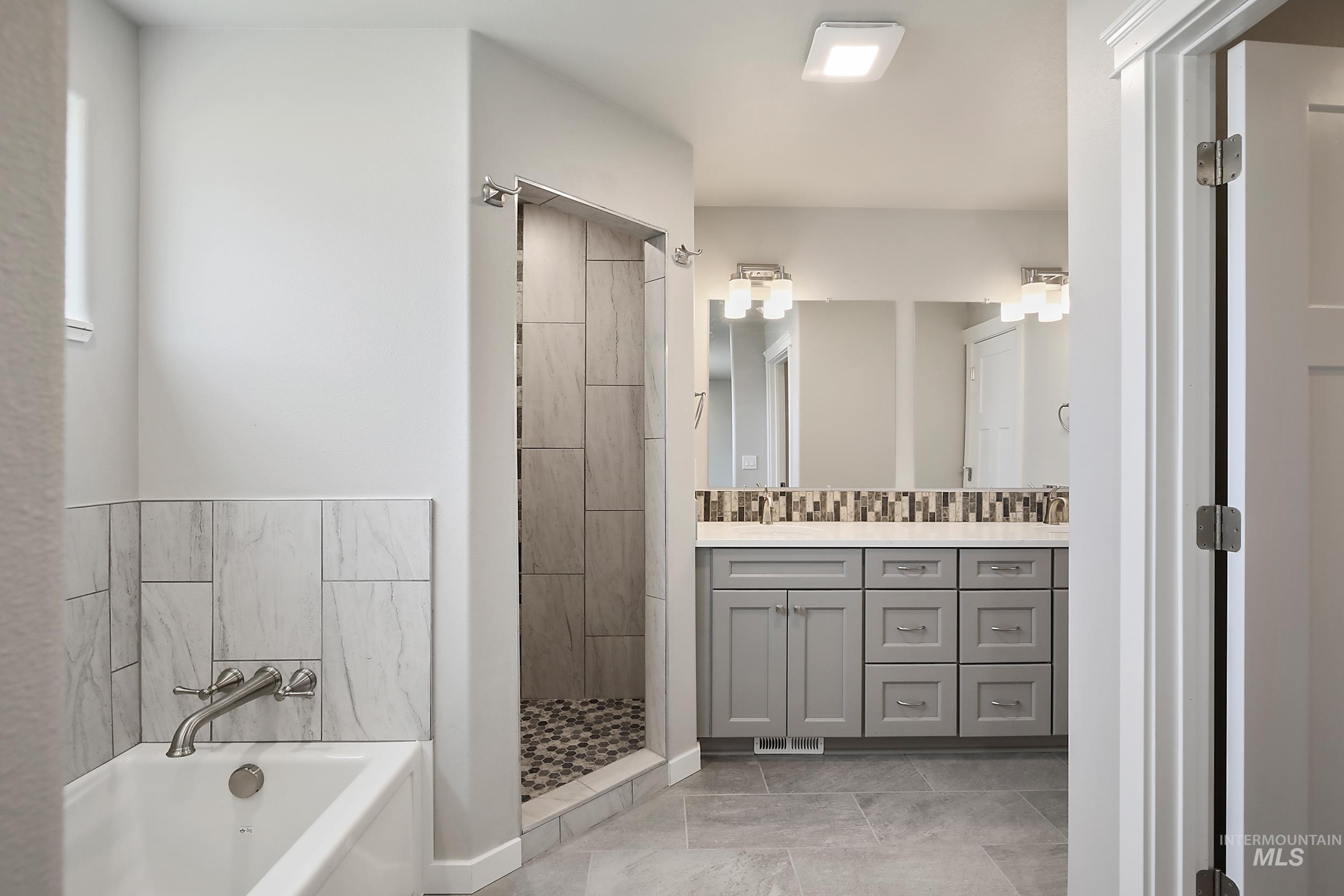 1736 Golden Hills Dr Property Photo 24