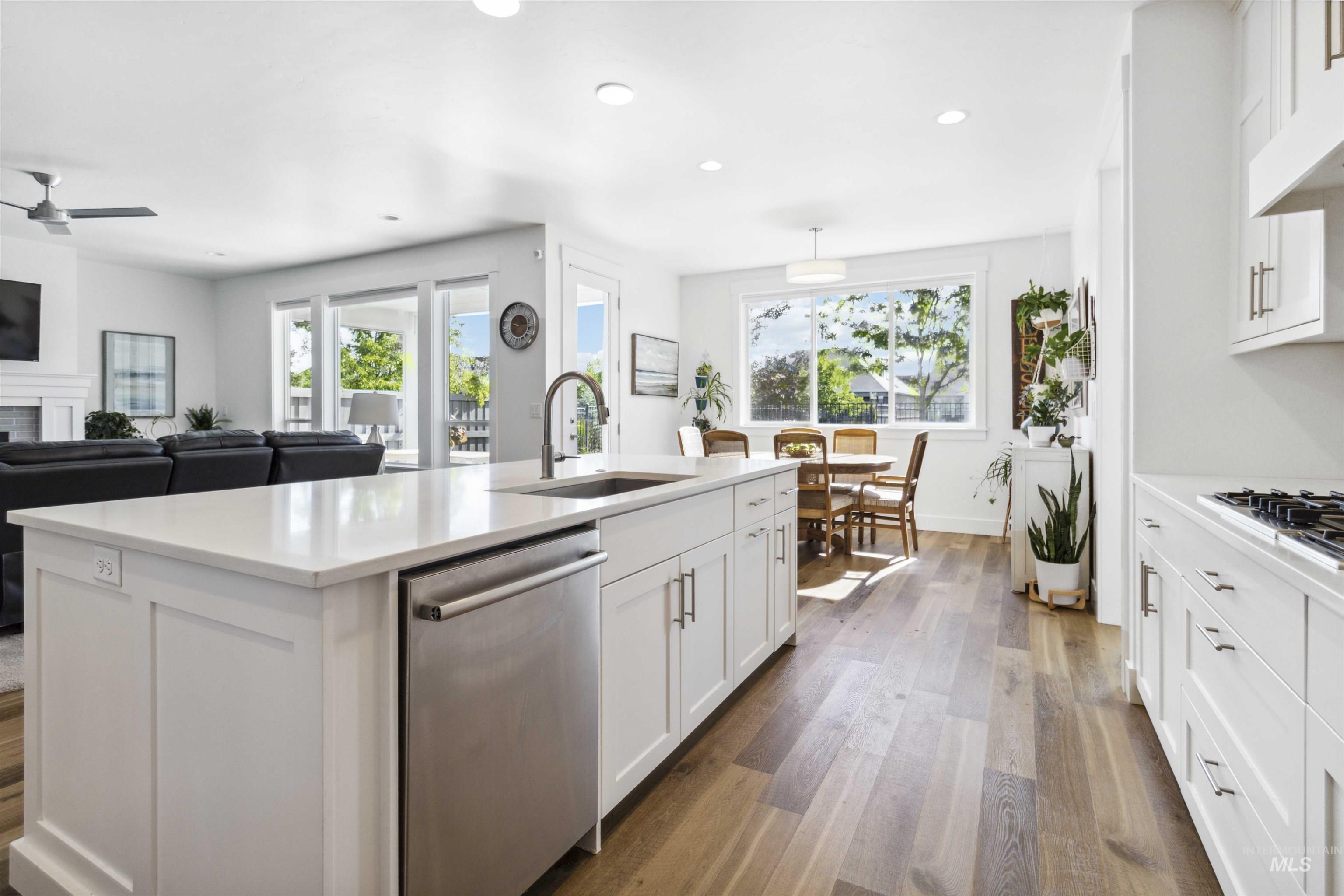 5916 S Wayland Way Property Photo 5