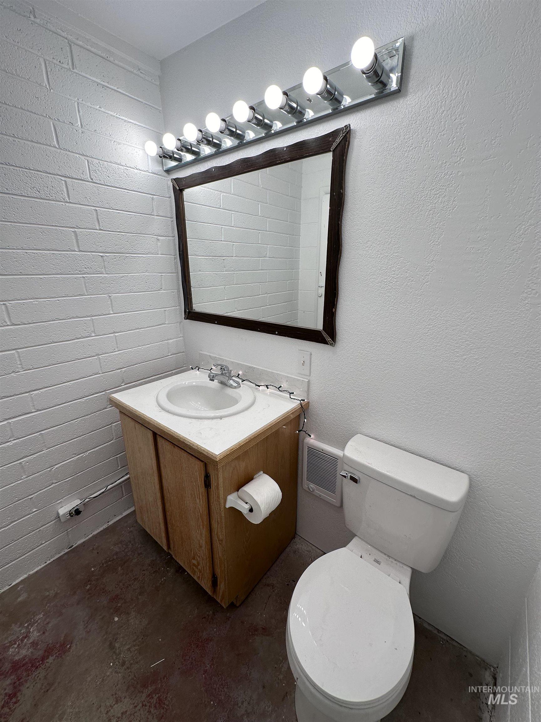 416 W Us Highway 30 Property Photo 12