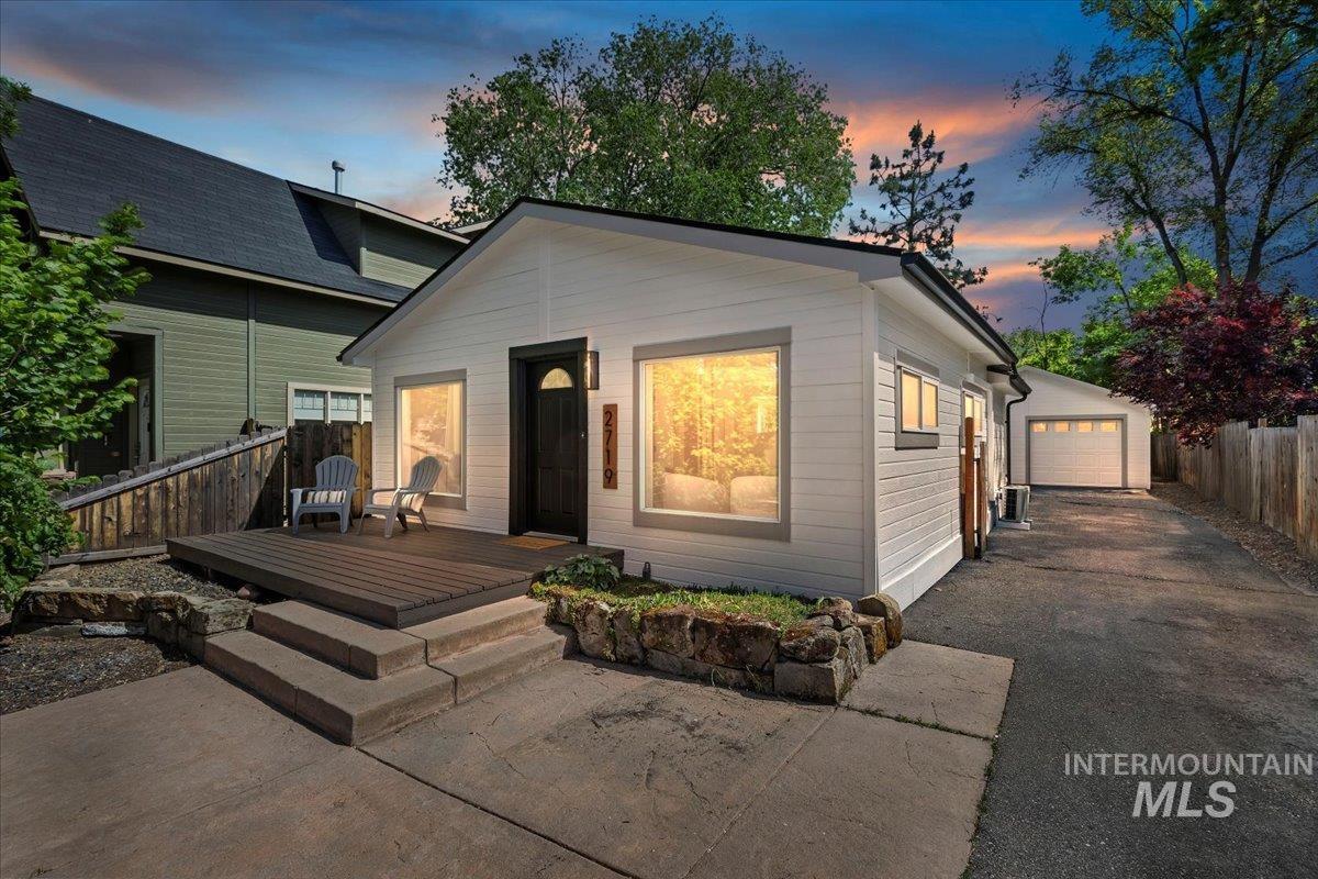 2719 W Woodlawn Property Photo 1