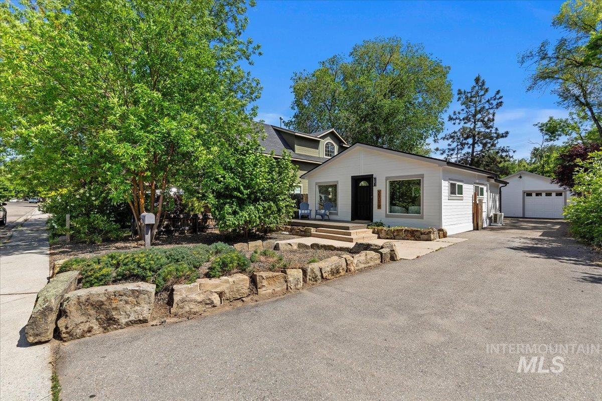 2719 W Woodlawn Property Photo 3