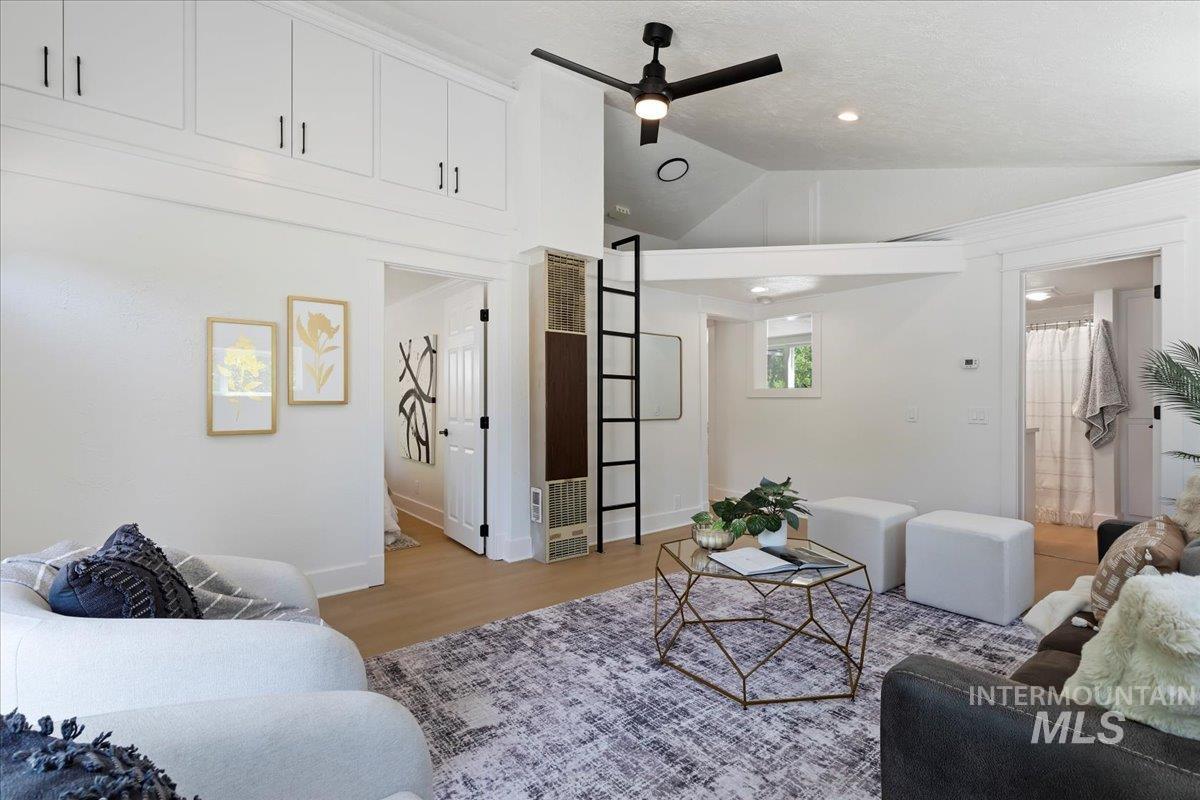 2719 W Woodlawn Property Photo 6