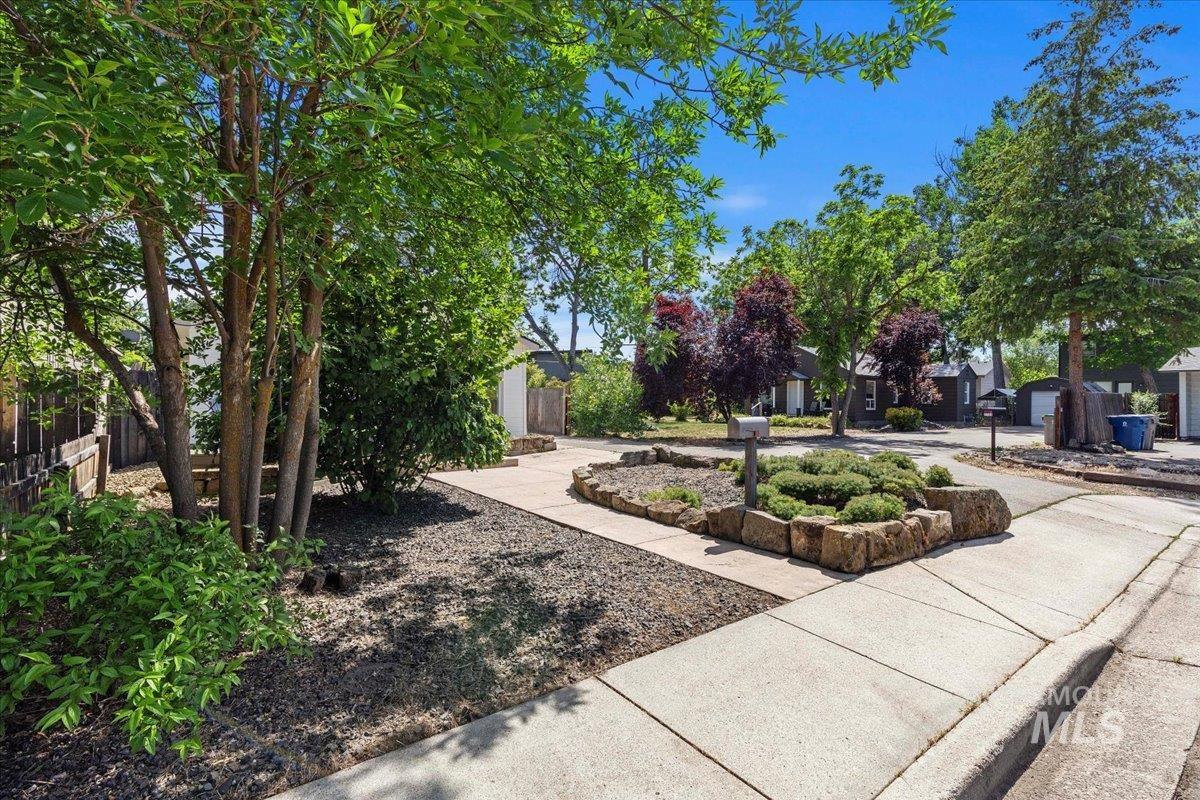 2719 W Woodlawn Property Photo 31