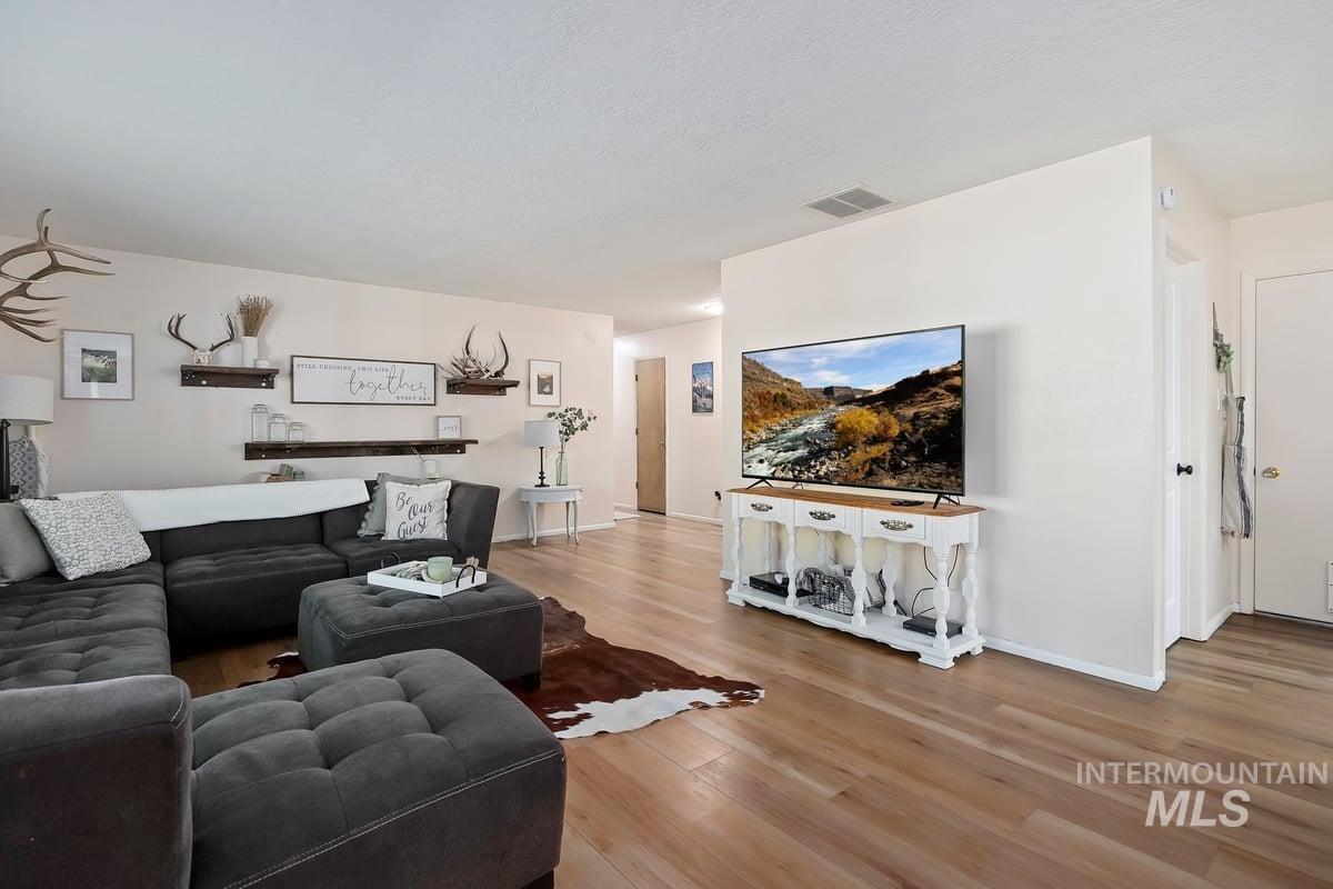 350 Crestview Dr Property Photo 5