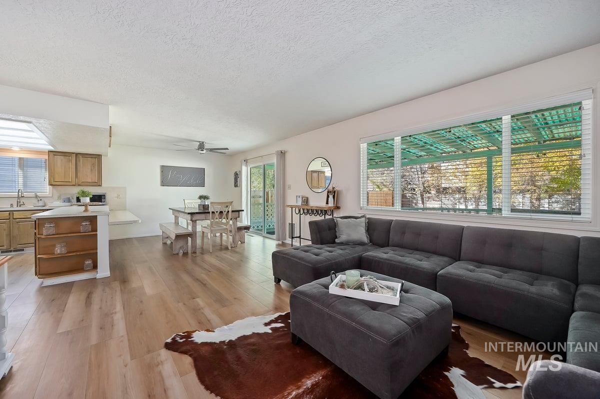 350 Crestview Dr Property Photo 6