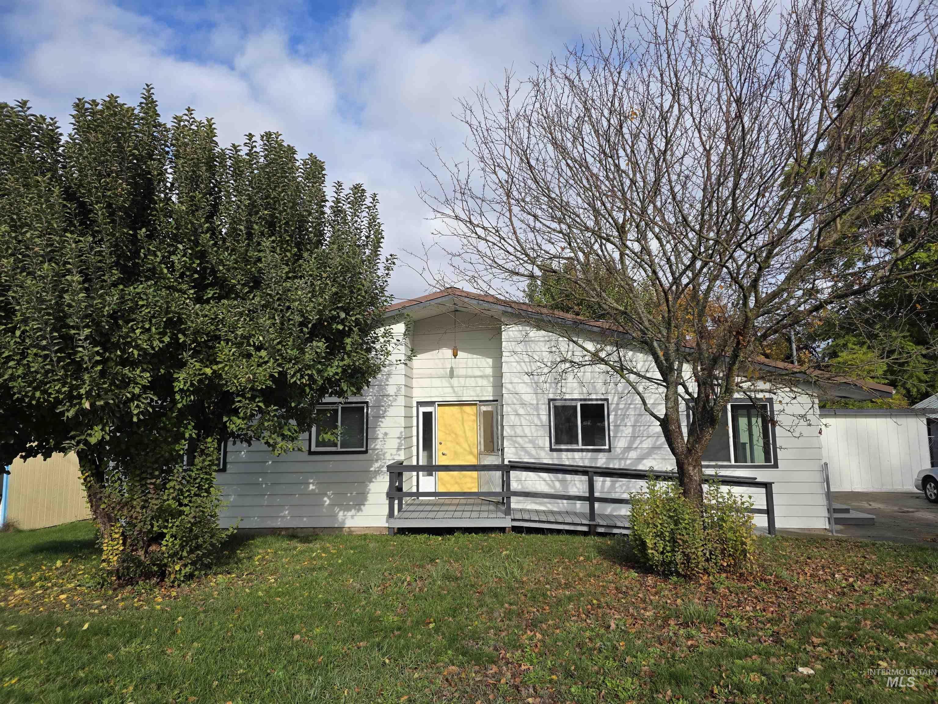 902 3rd St Property Photo 1