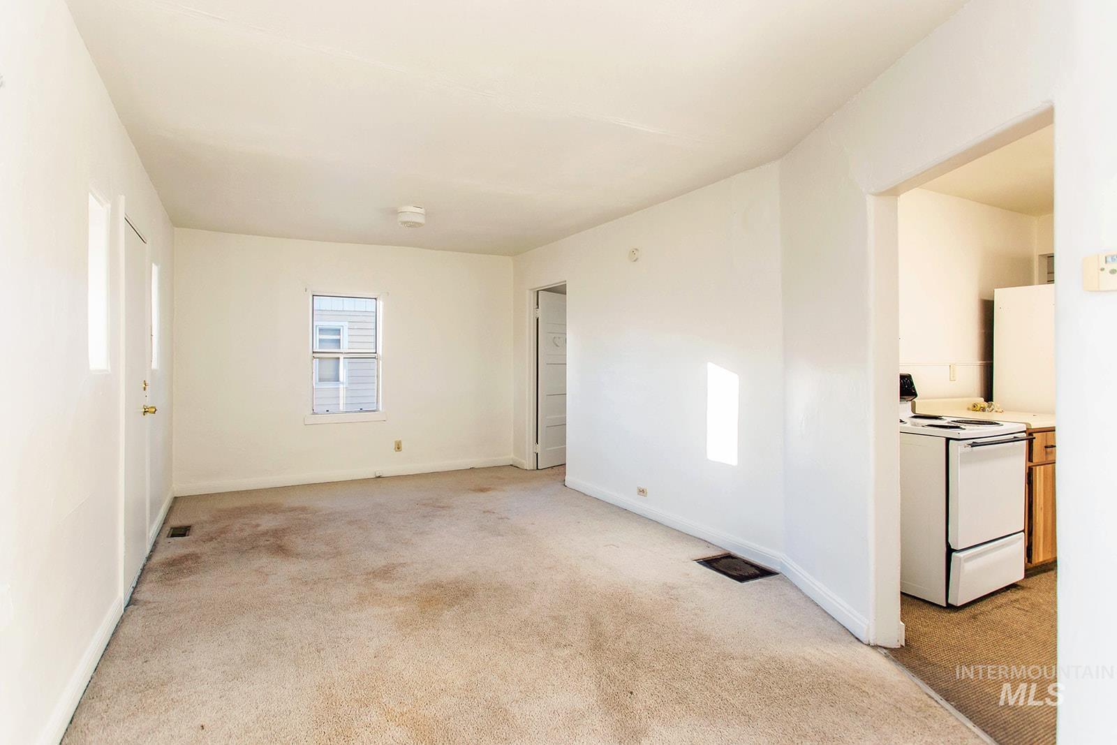 319 Jackson St Property Photo 4
