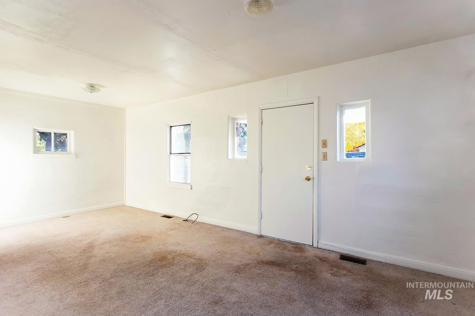 319 Jackson St Property Photo 3