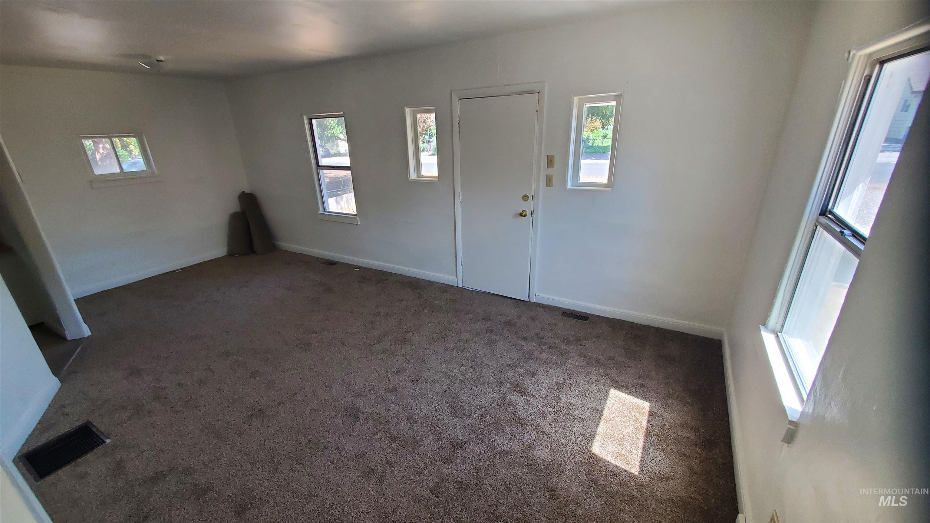 319 Jackson St Property Photo 3